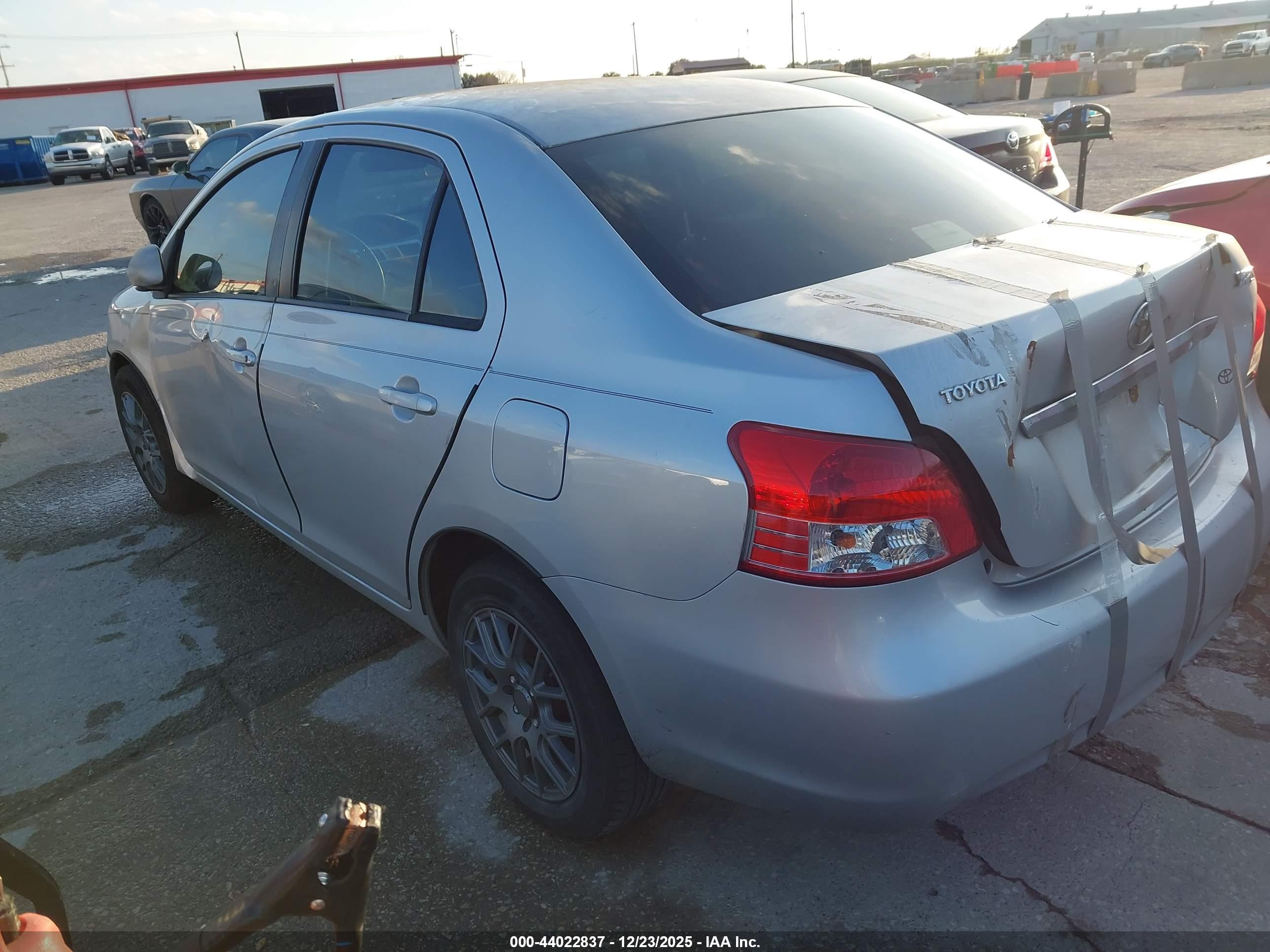 TOYOTA YARIS image 3