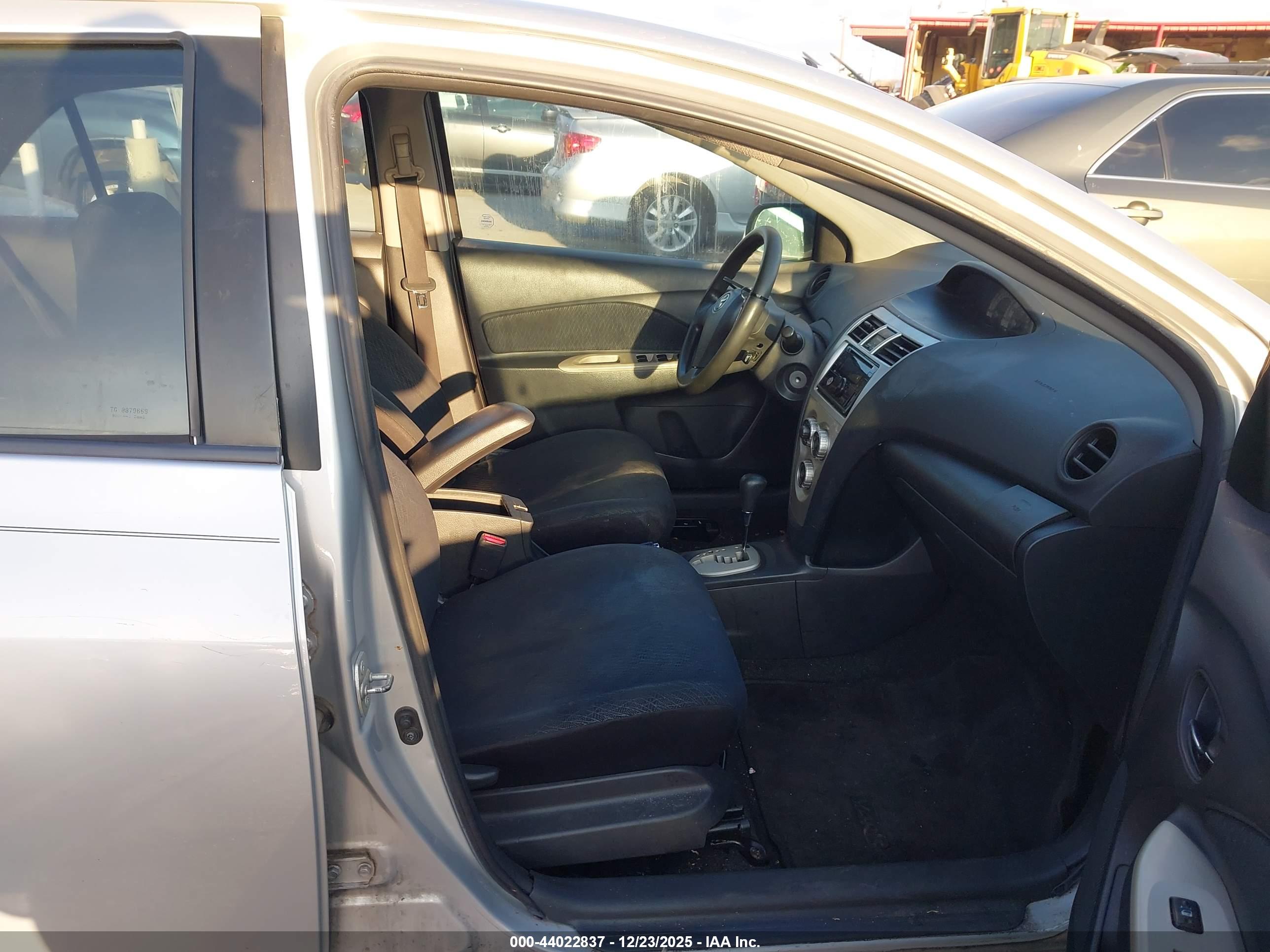TOYOTA YARIS image 5