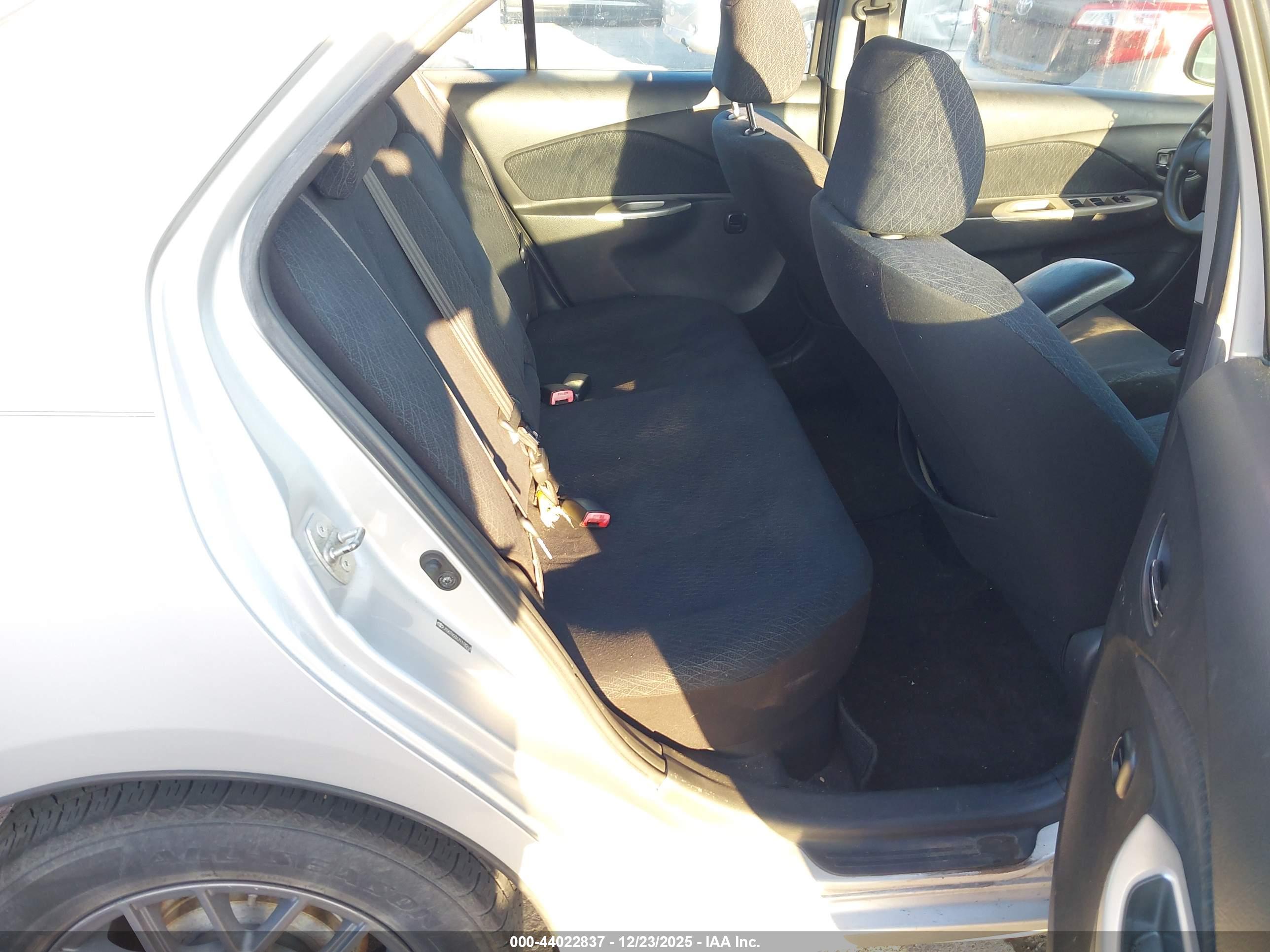 TOYOTA YARIS image 8
