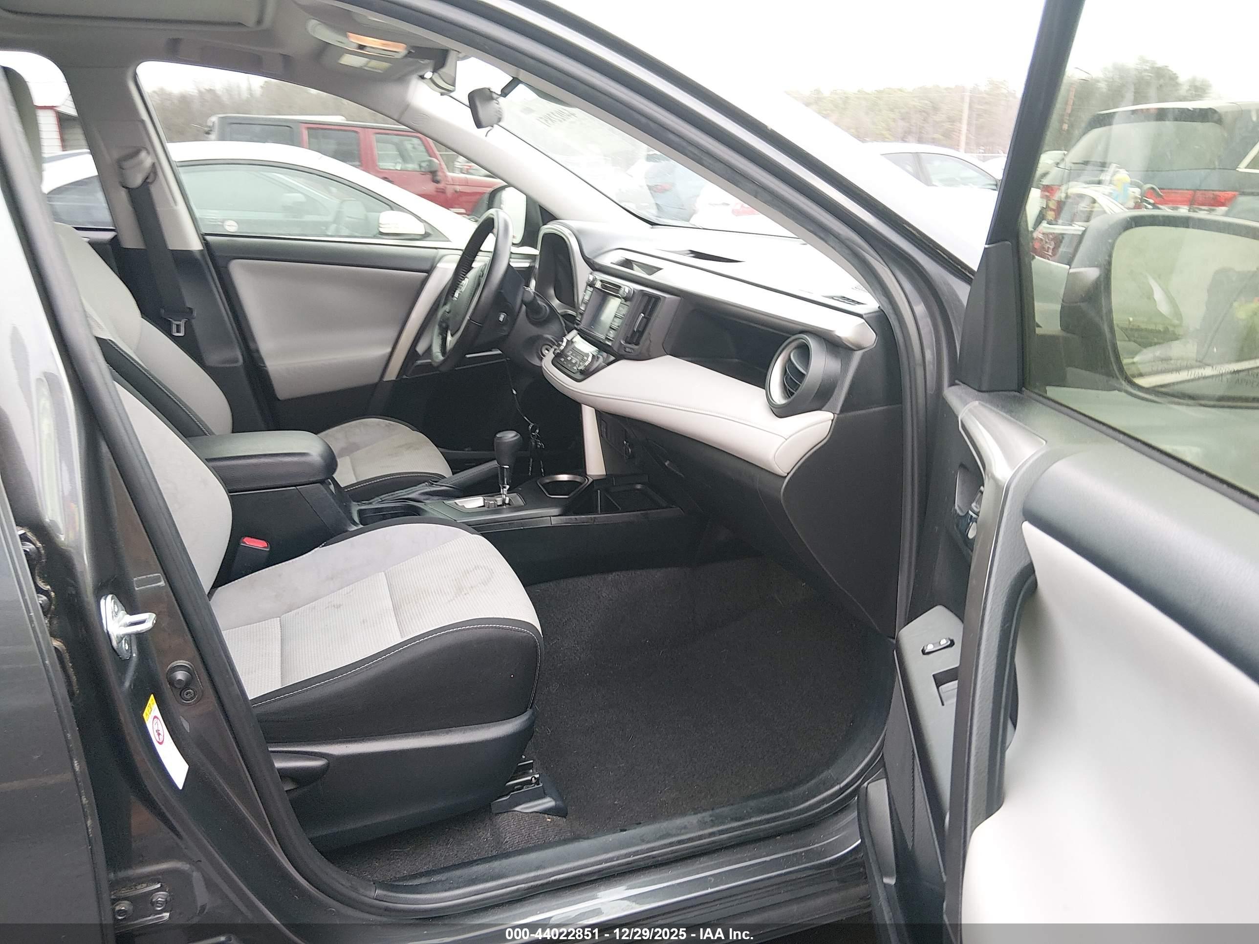 TOYOTA RAV4 image 5