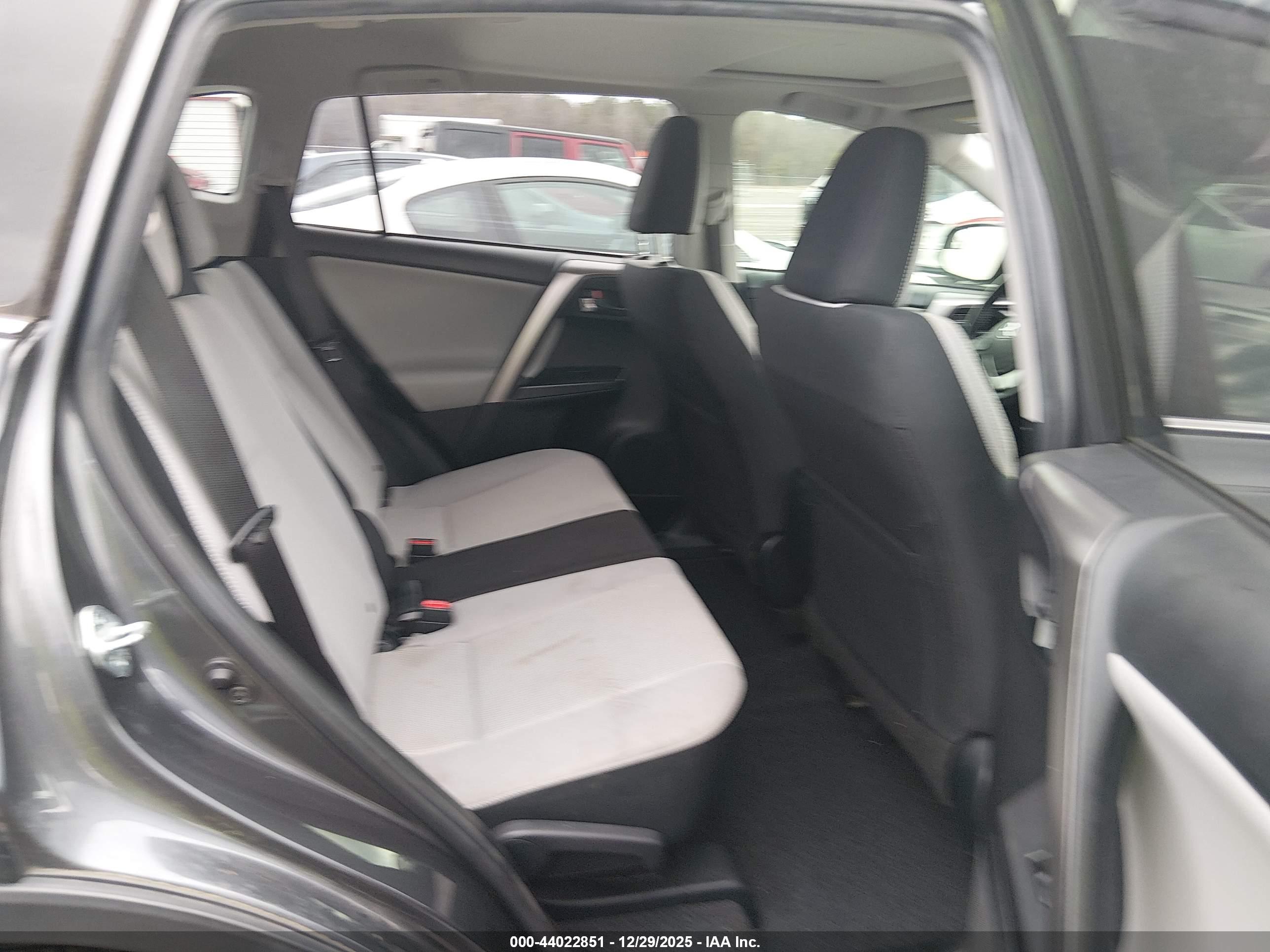 TOYOTA RAV4 image 8