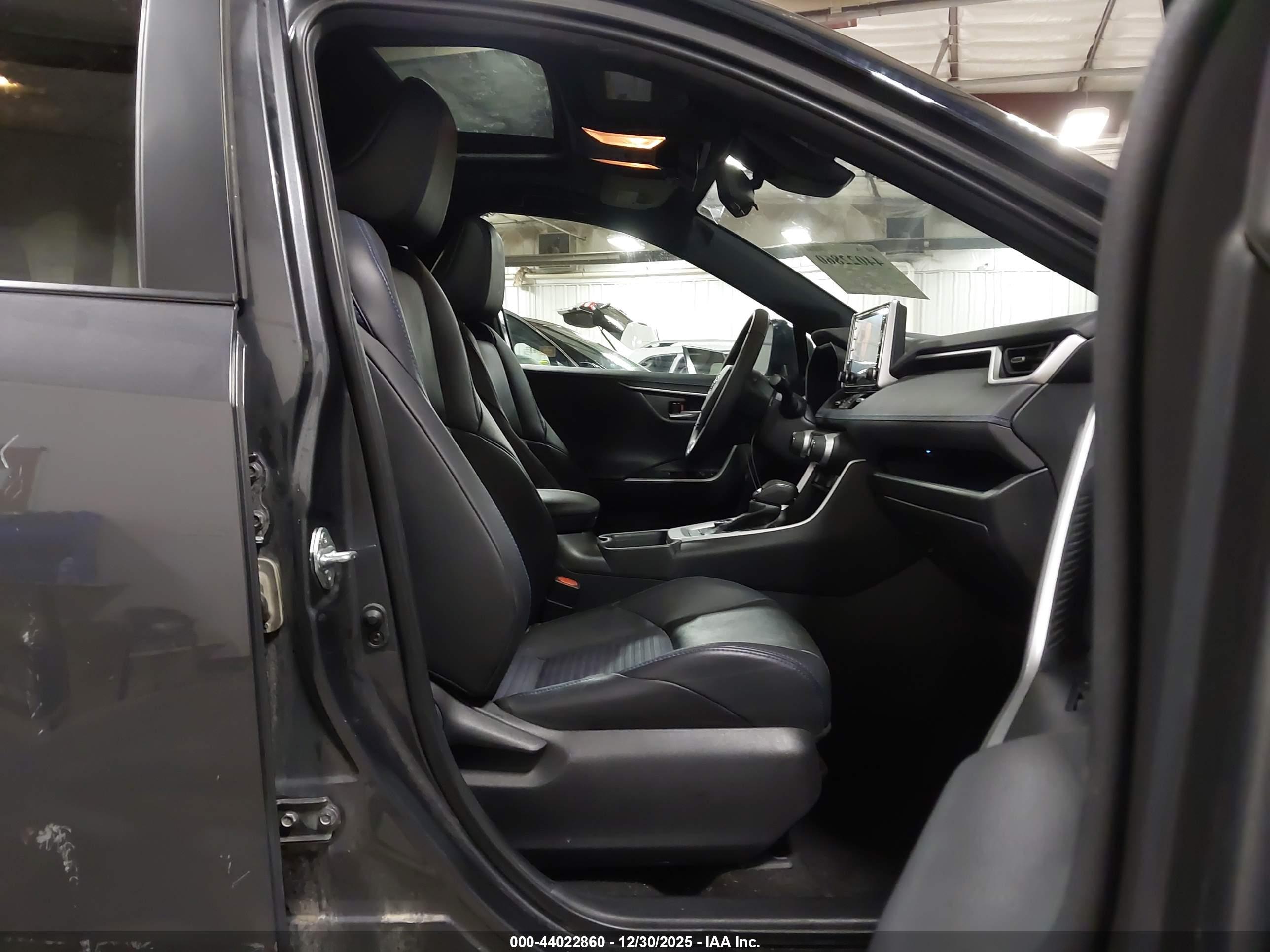 TOYOTA RAV4 image 5