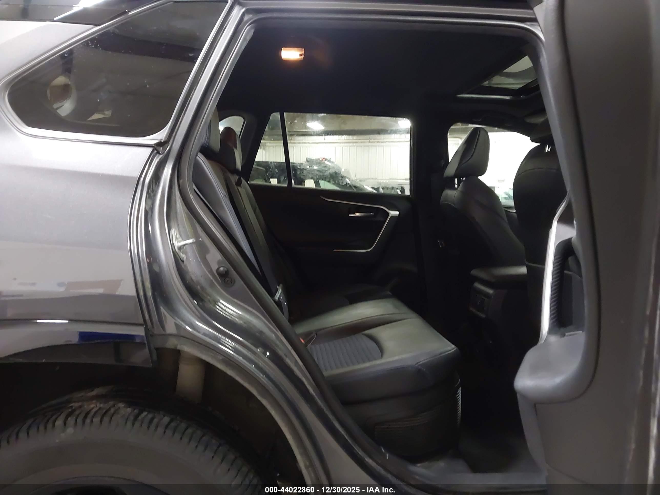 TOYOTA RAV4 image 8