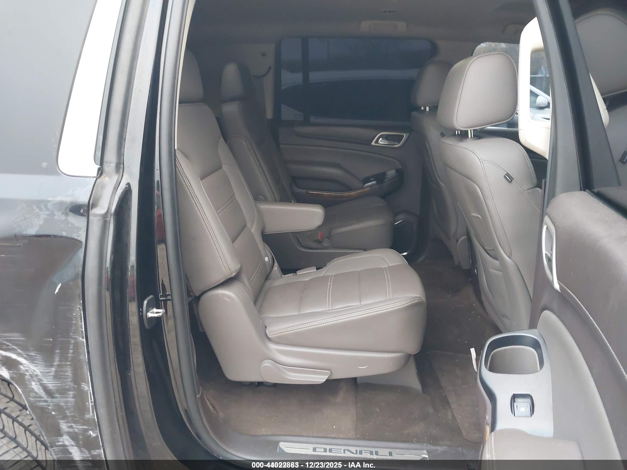 GMC YUKON image 8