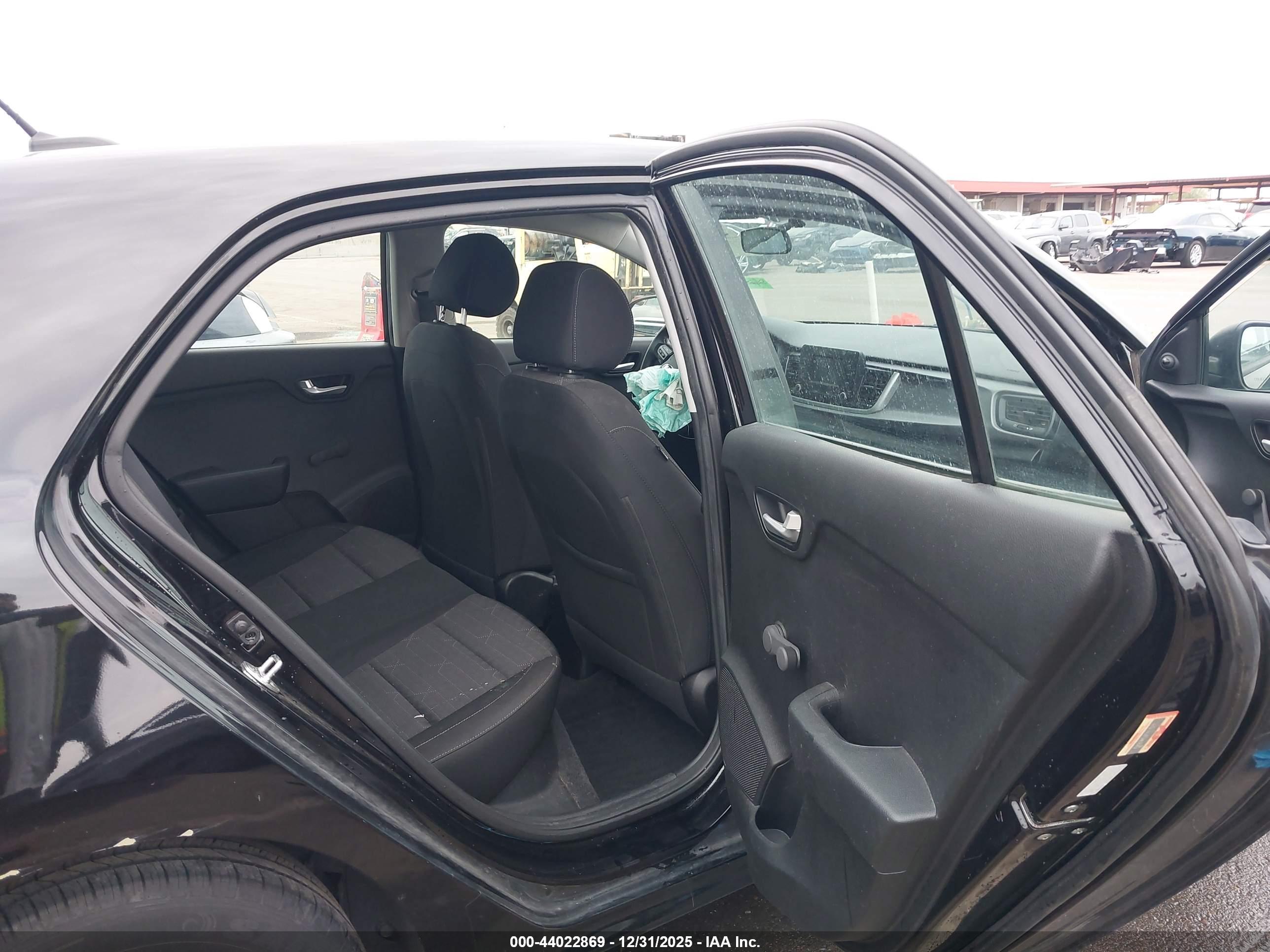 KIA RIO image 8