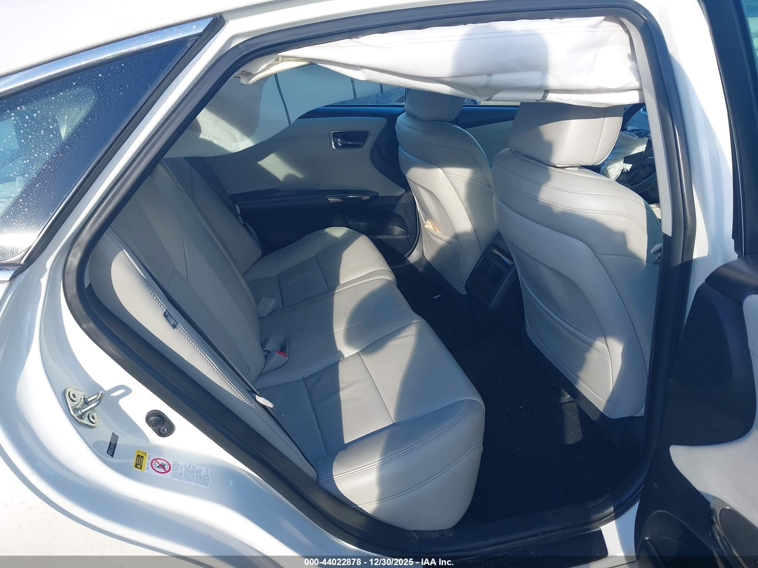 TOYOTA AVALON image 8