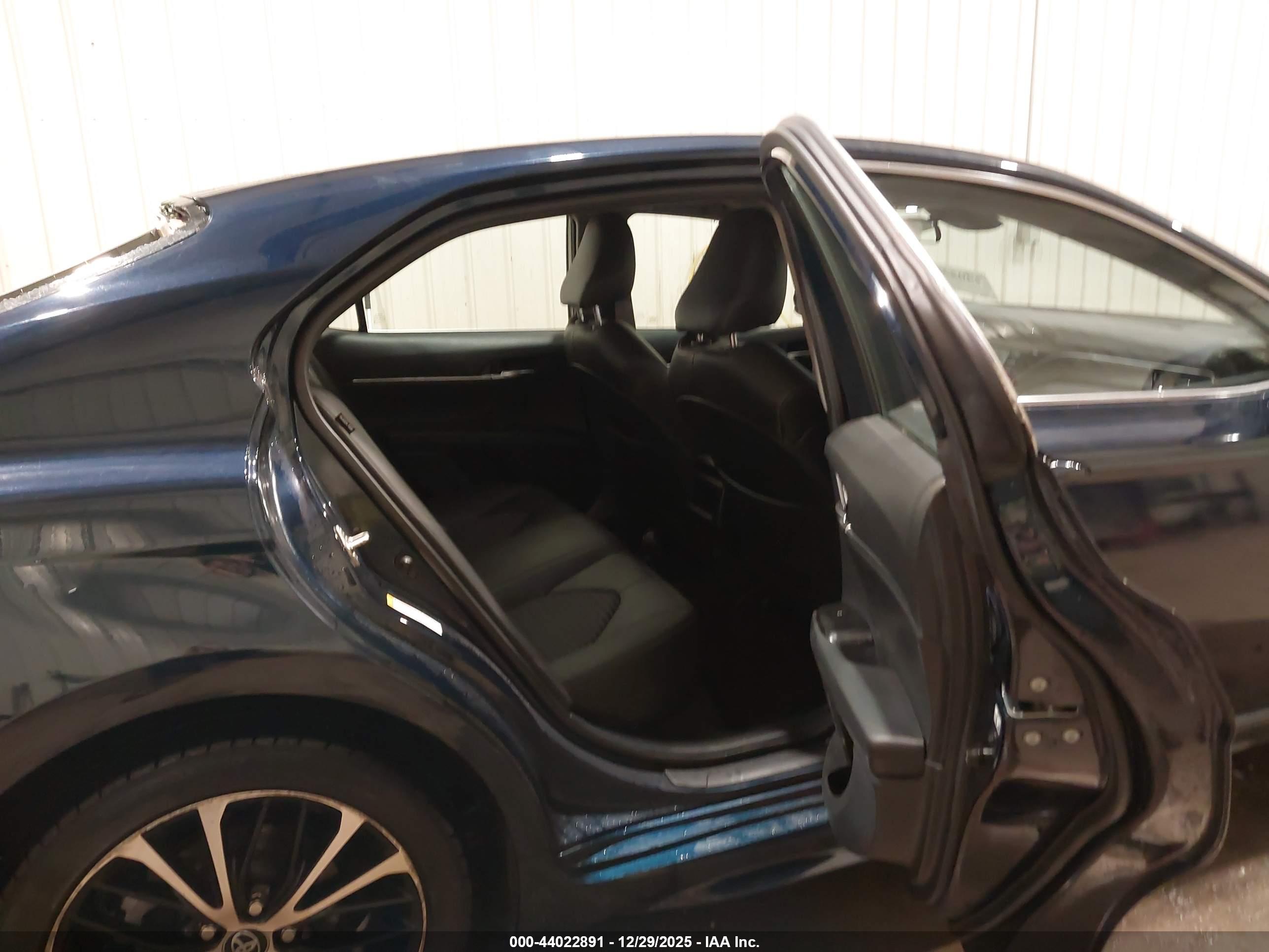 TOYOTA CAMRY image 8