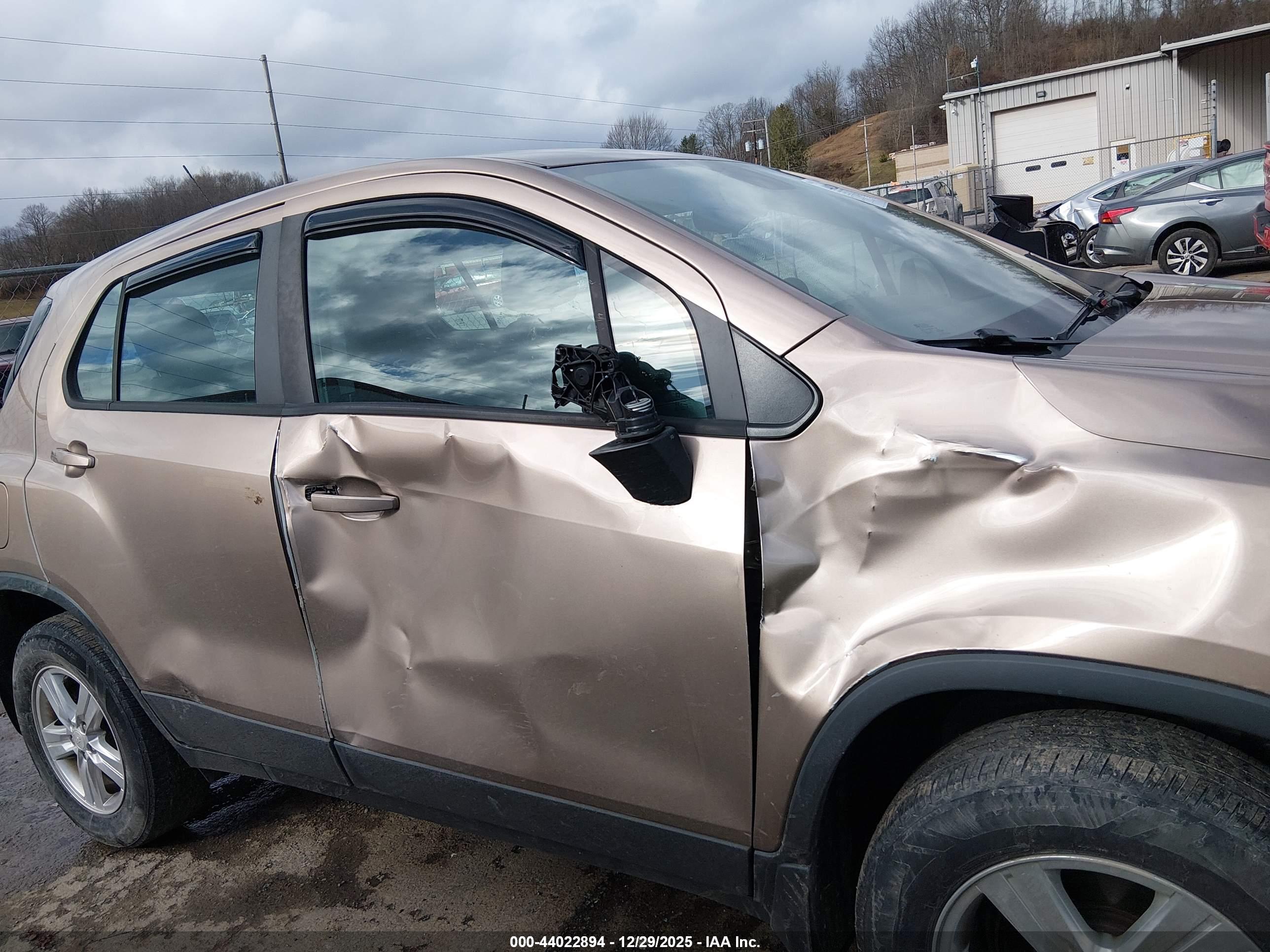 CHEVROLET TRAX image 6