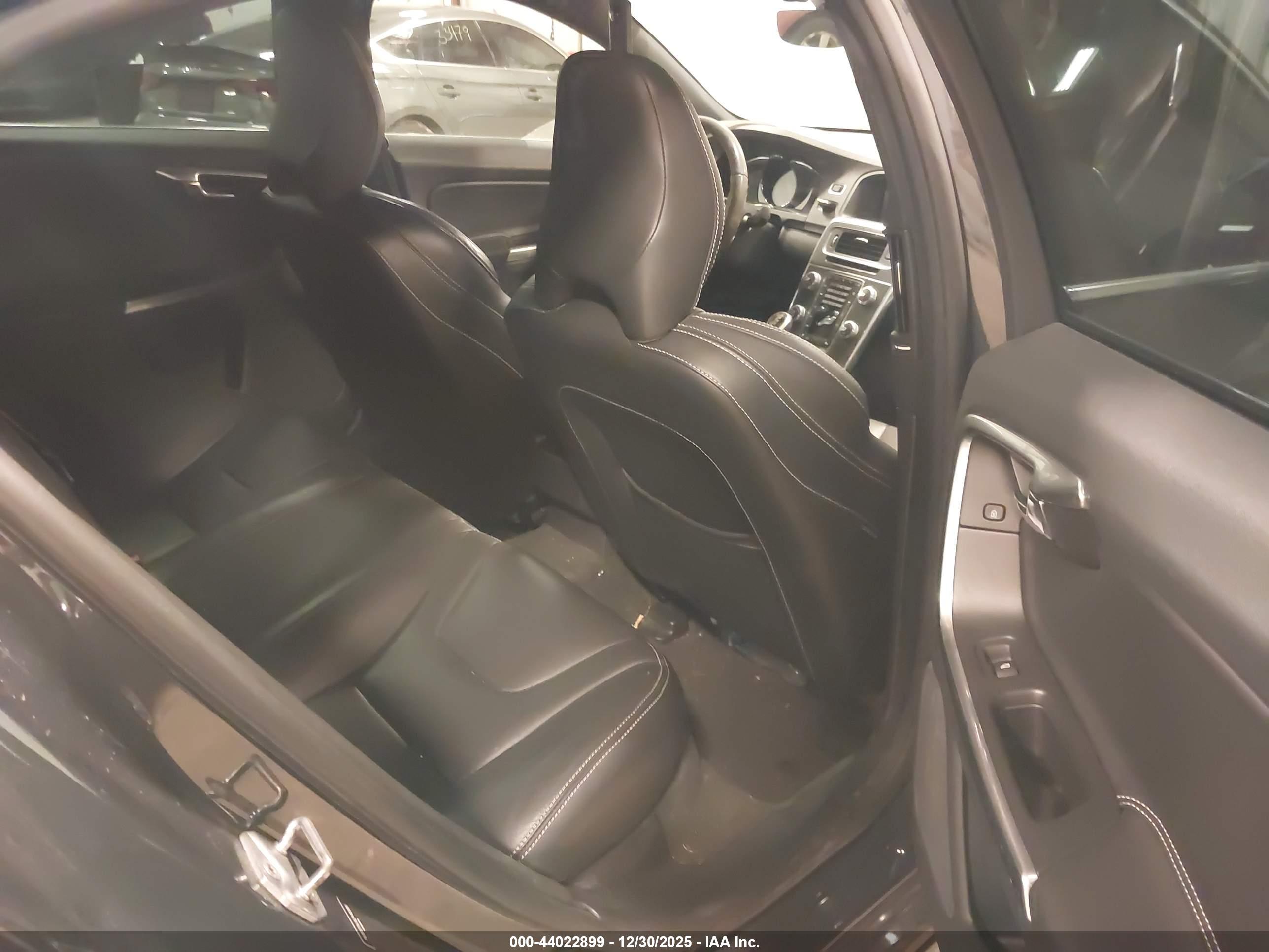 VOLVO S60 image 8