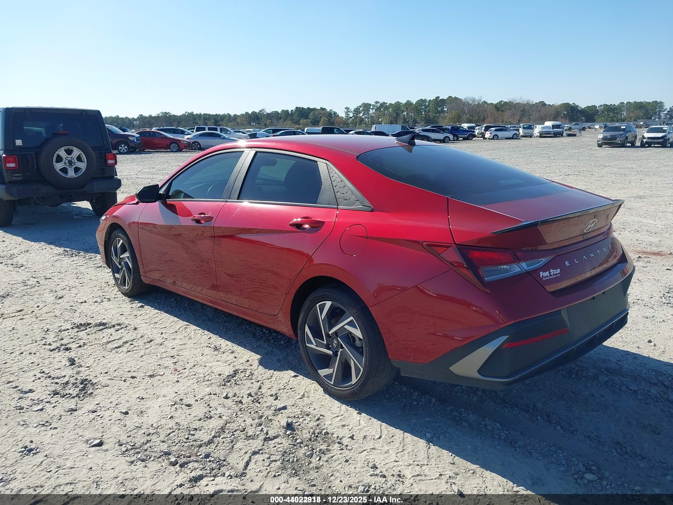 HYUNDAI ELANTRA image 3
