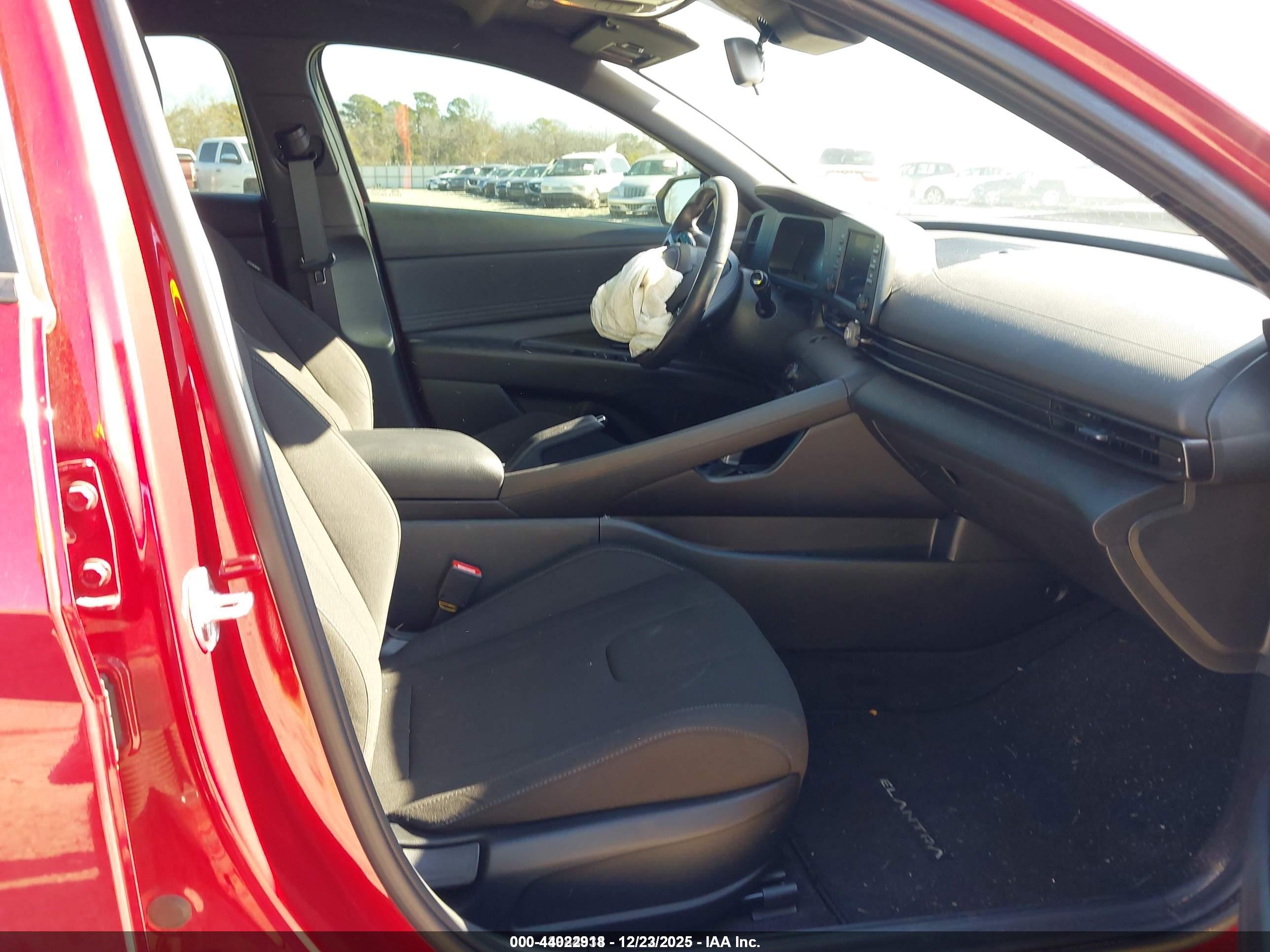 HYUNDAI ELANTRA image 5