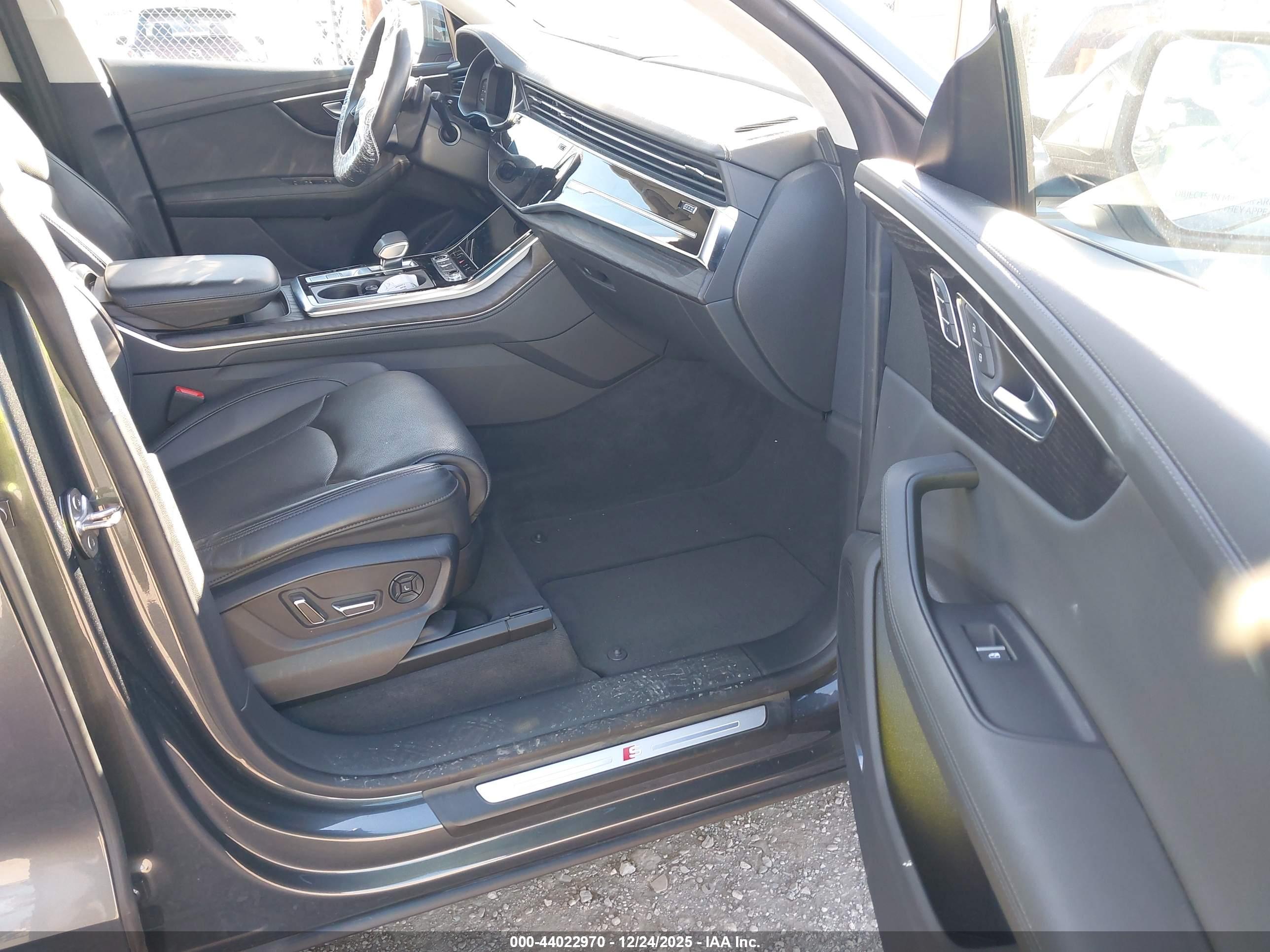 AUDI Q8 image 5