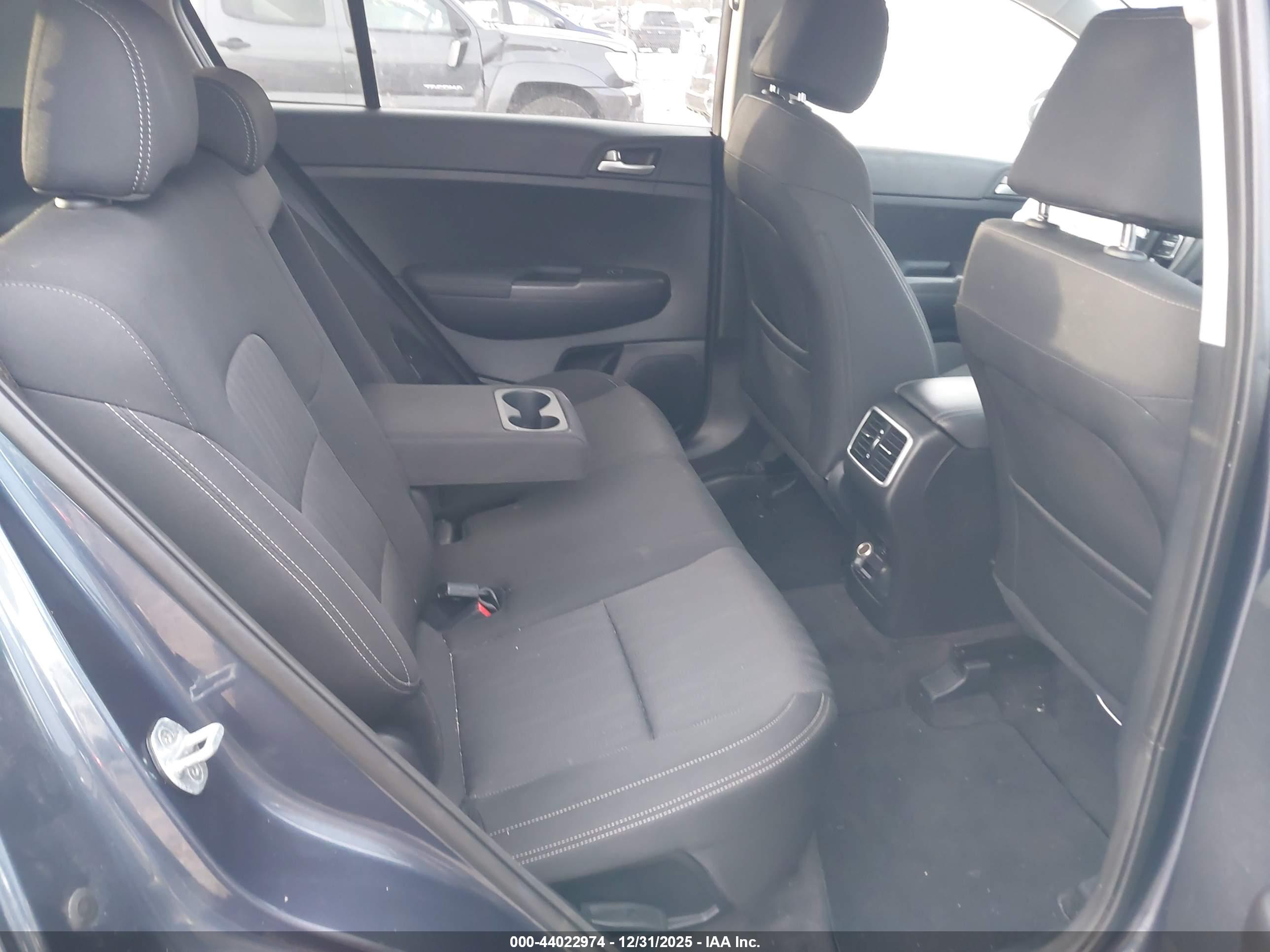 KIA SPORTAGE image 8