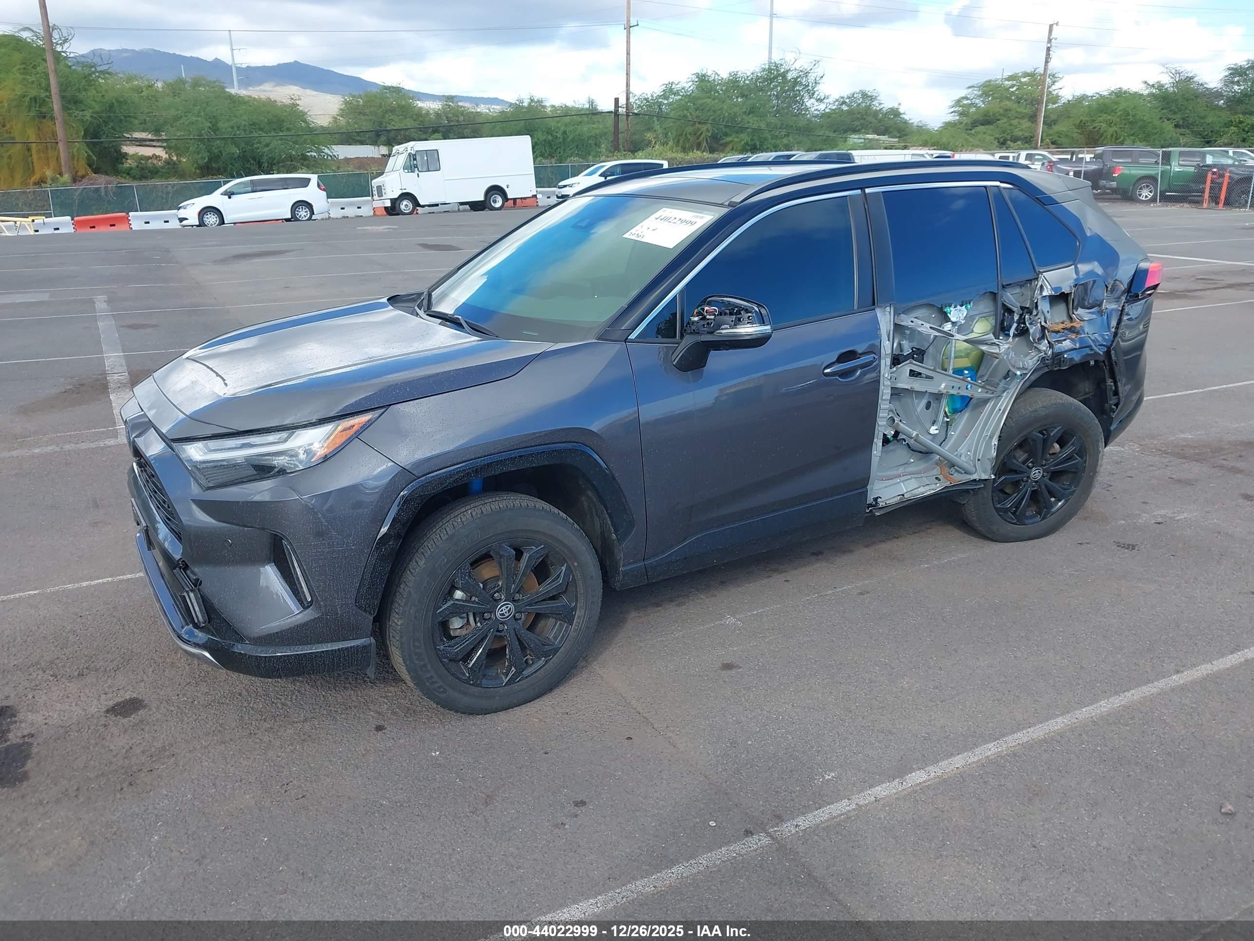 TOYOTA RAV4 image 2