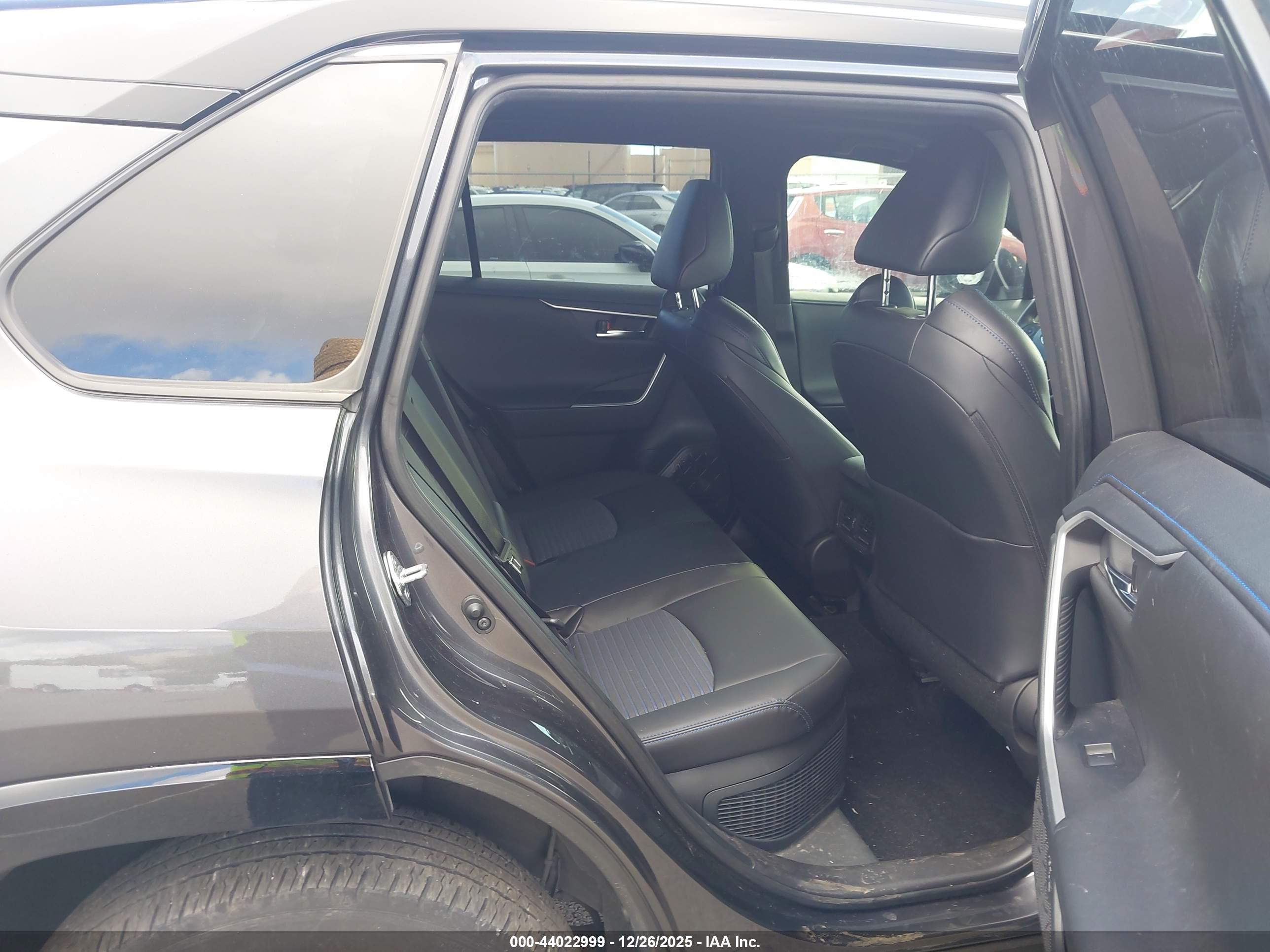 TOYOTA RAV4 image 8