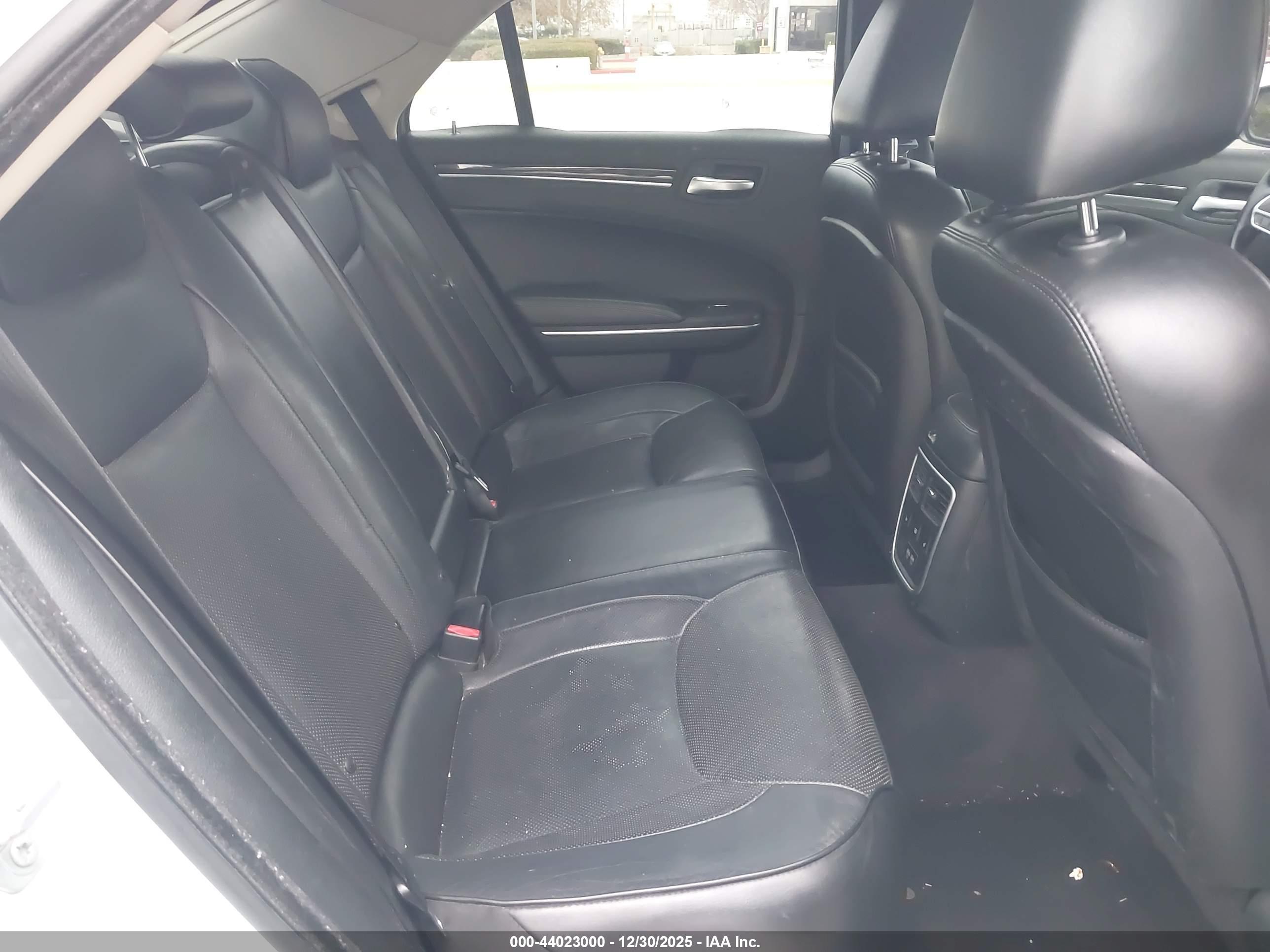 CHRYSLER 300C image 8