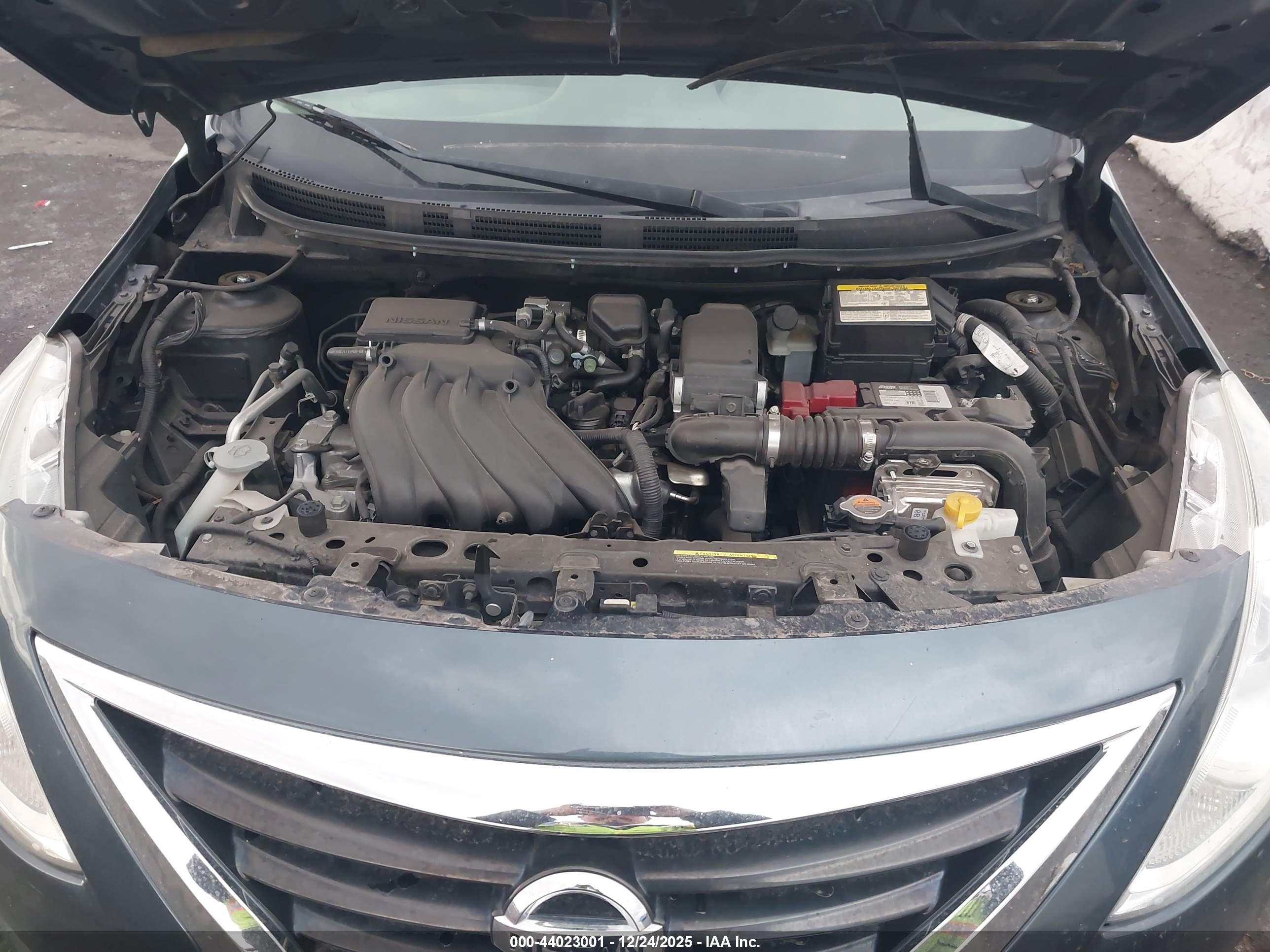 NISSAN VERSA image 10