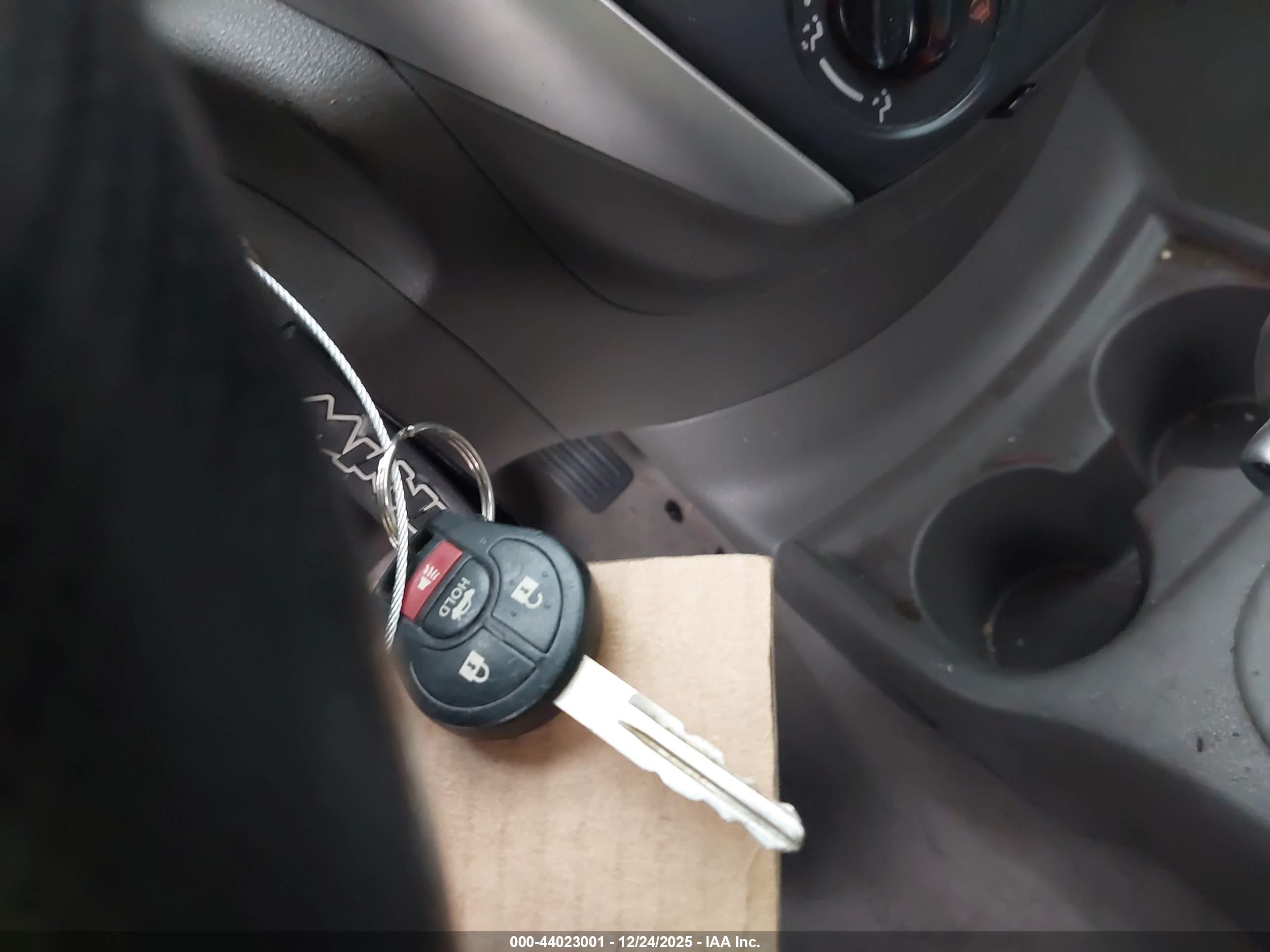 NISSAN VERSA image 11