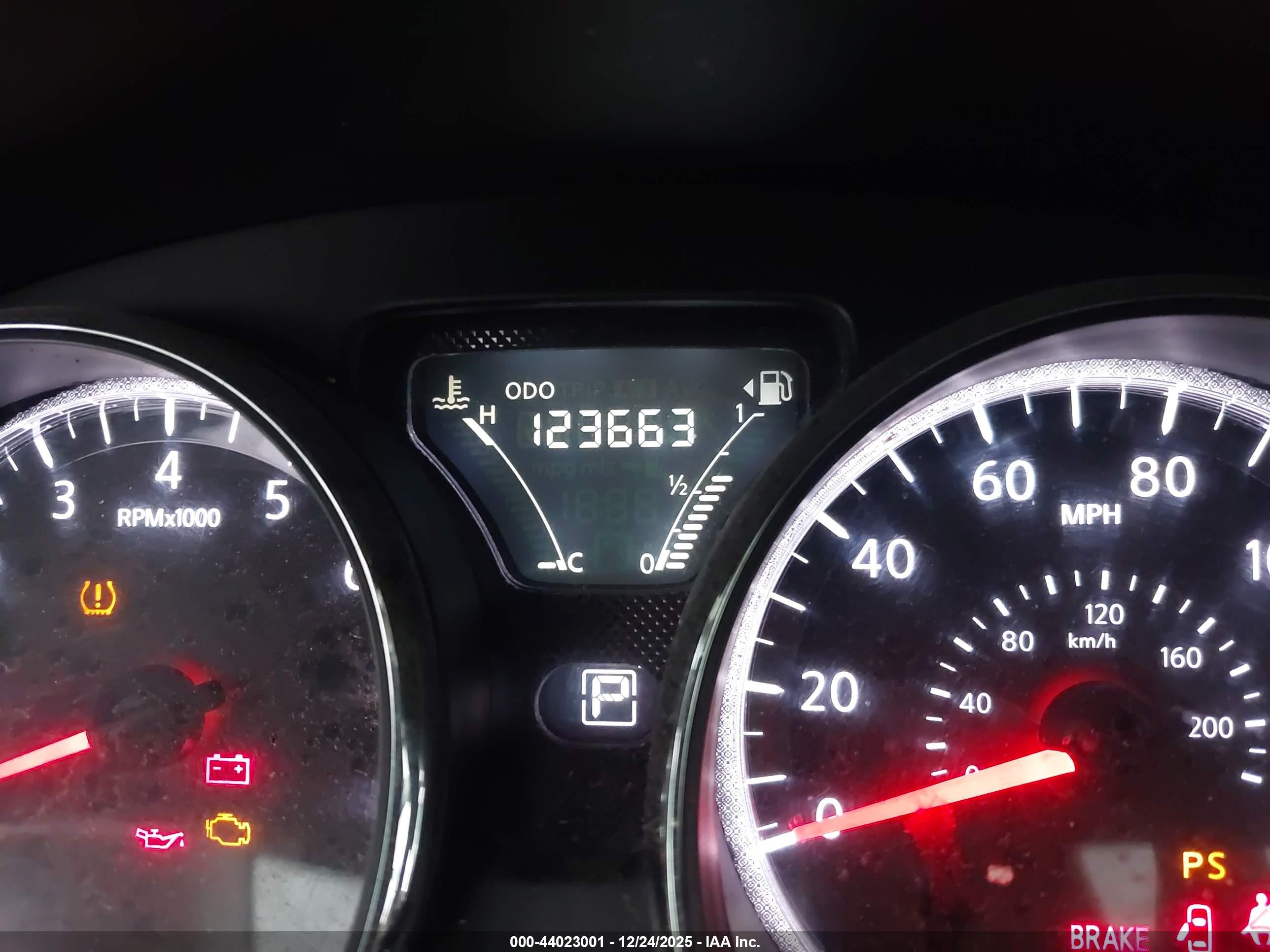 NISSAN VERSA image 7