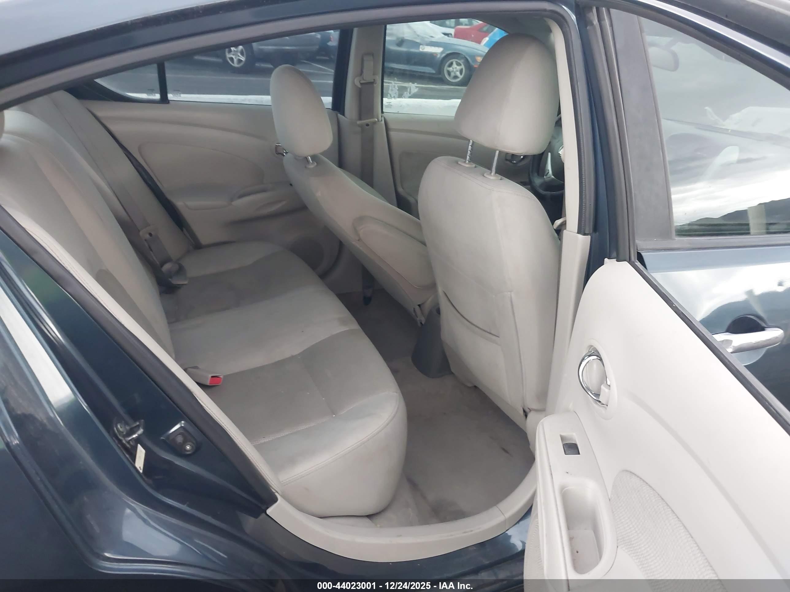 NISSAN VERSA image 8