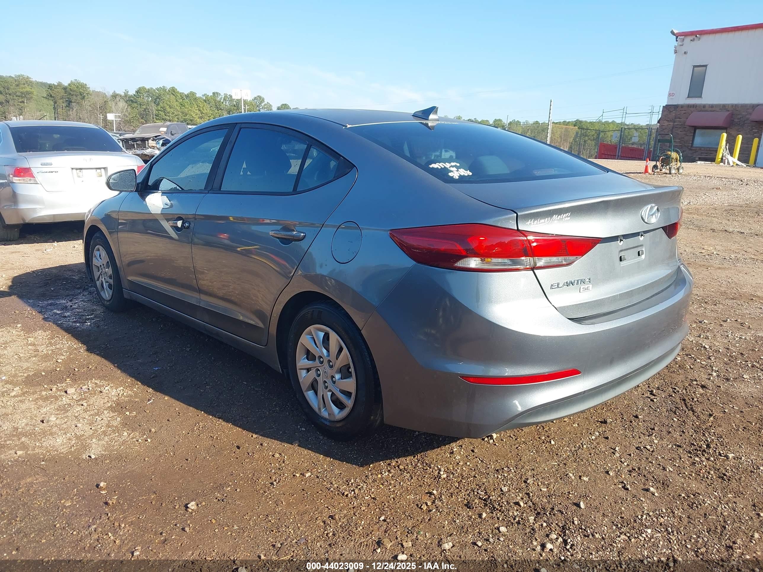 HYUNDAI ELANTRA image 3