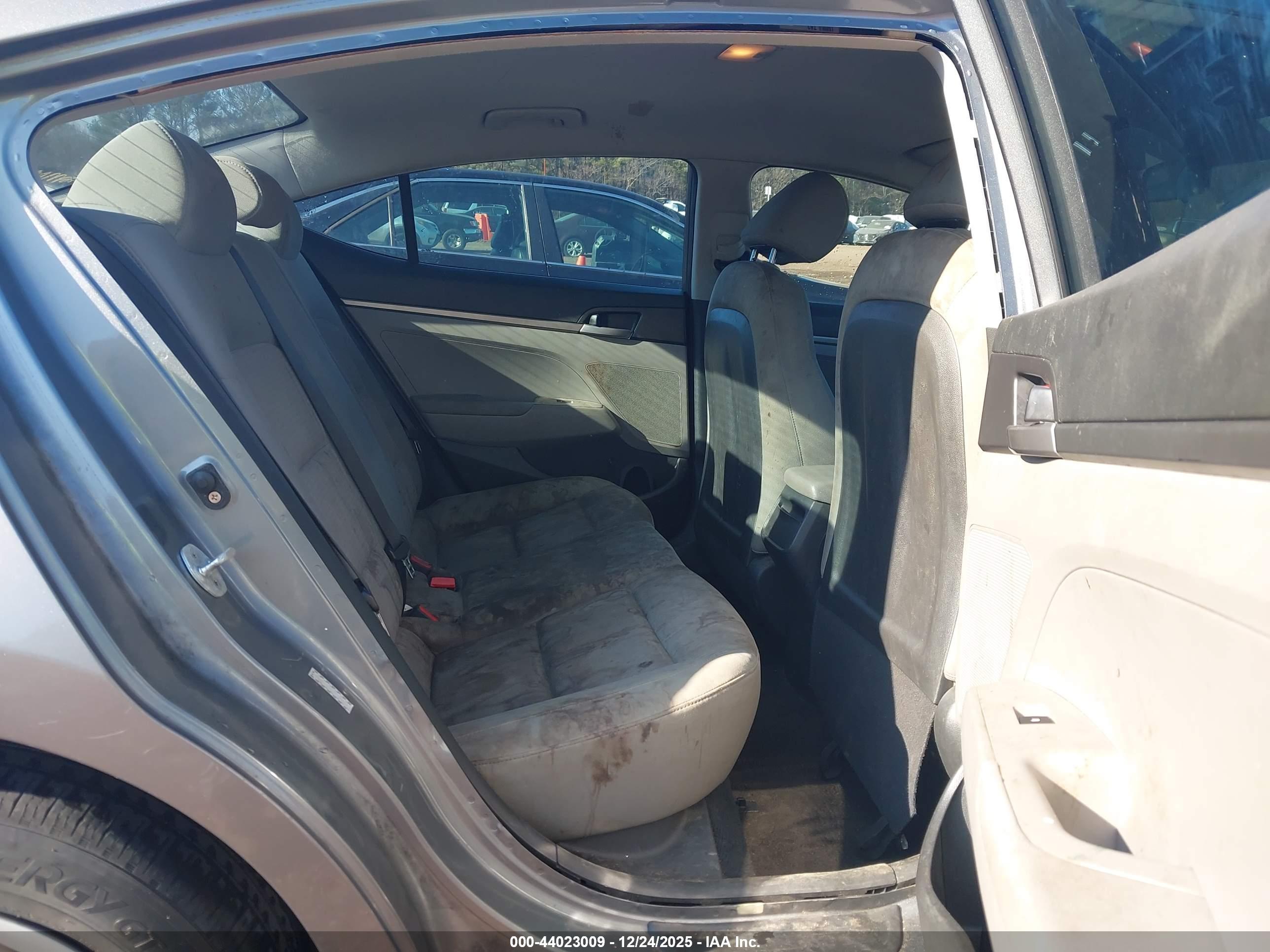 HYUNDAI ELANTRA image 8