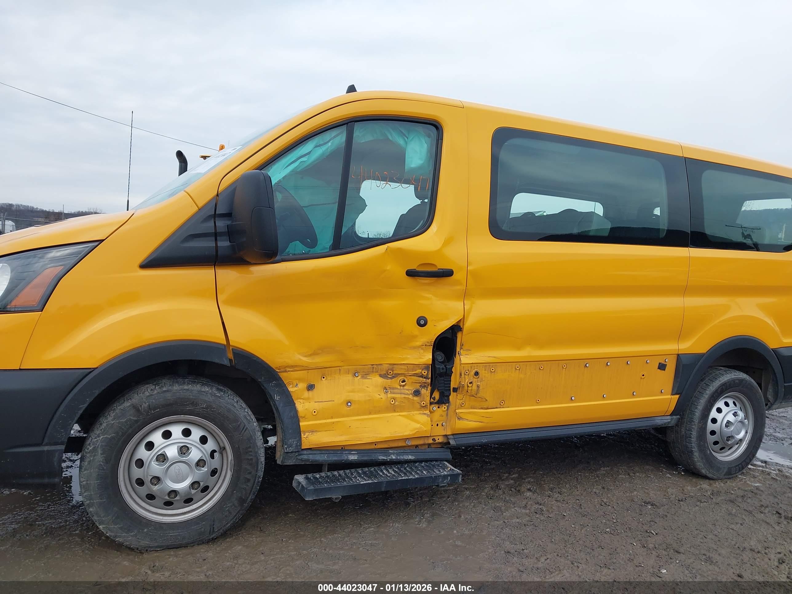 FORD TRANSIT-150 image 6