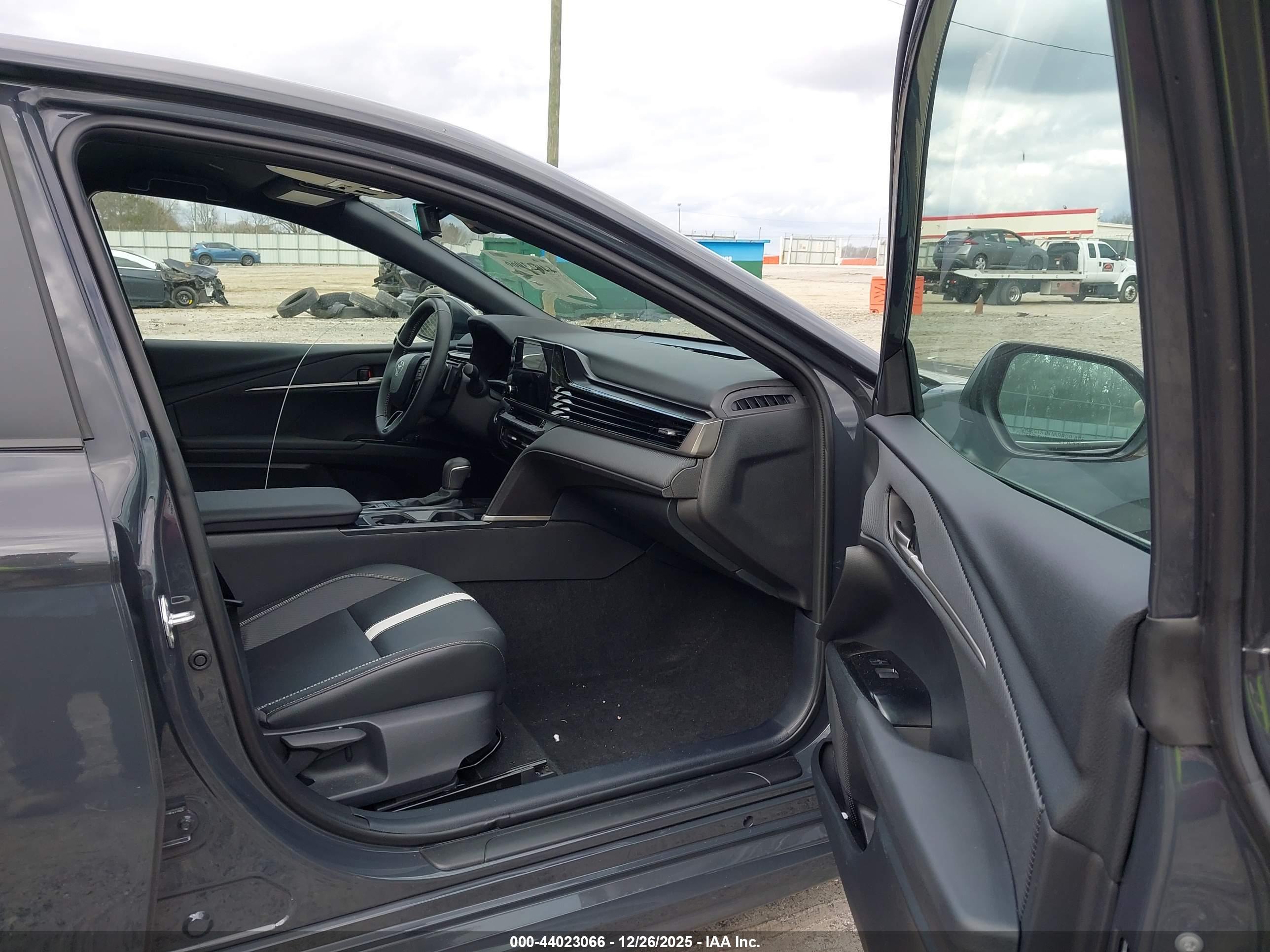 TOYOTA CAMRY image 5