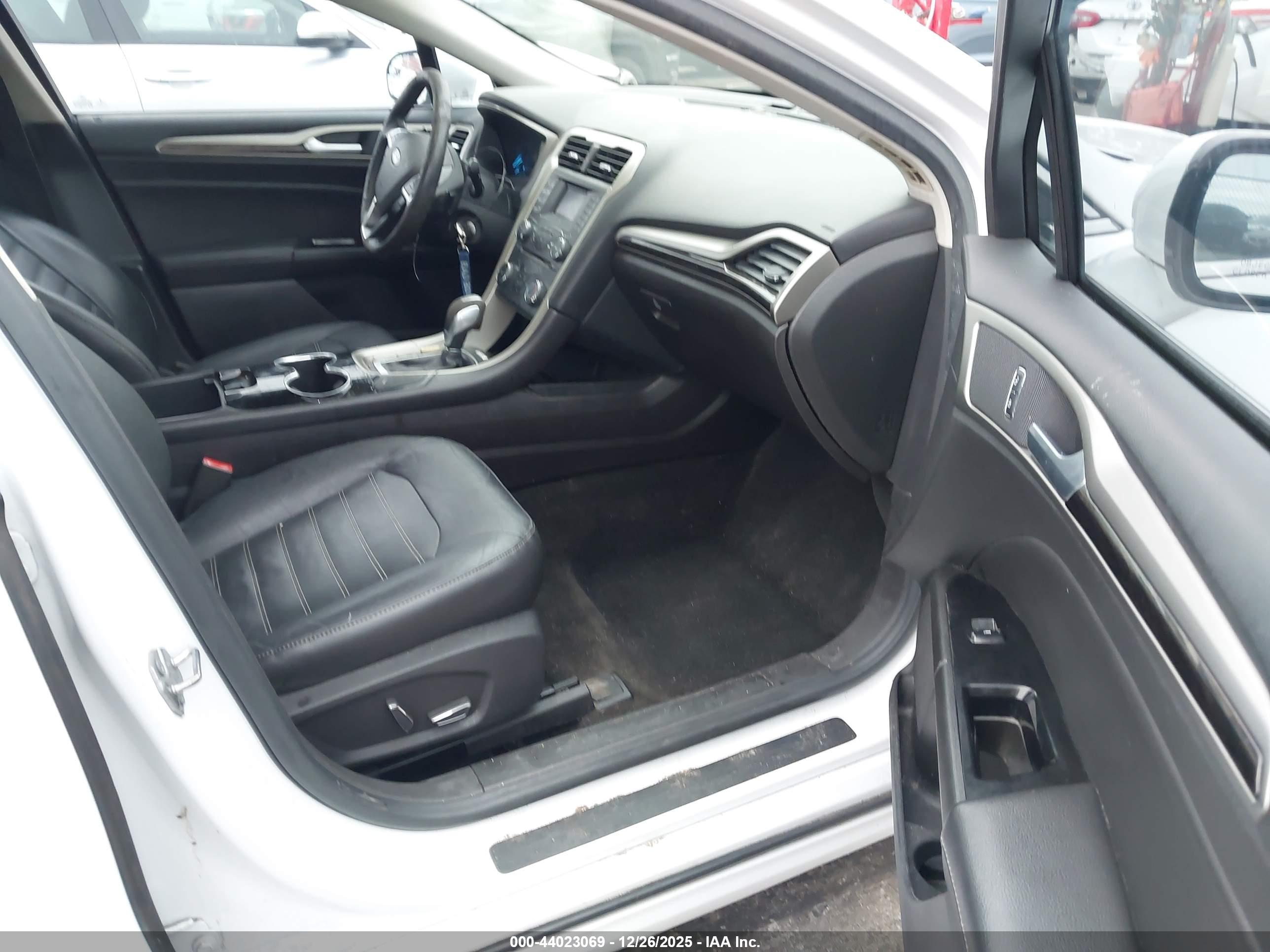 FORD FUSION image 5
