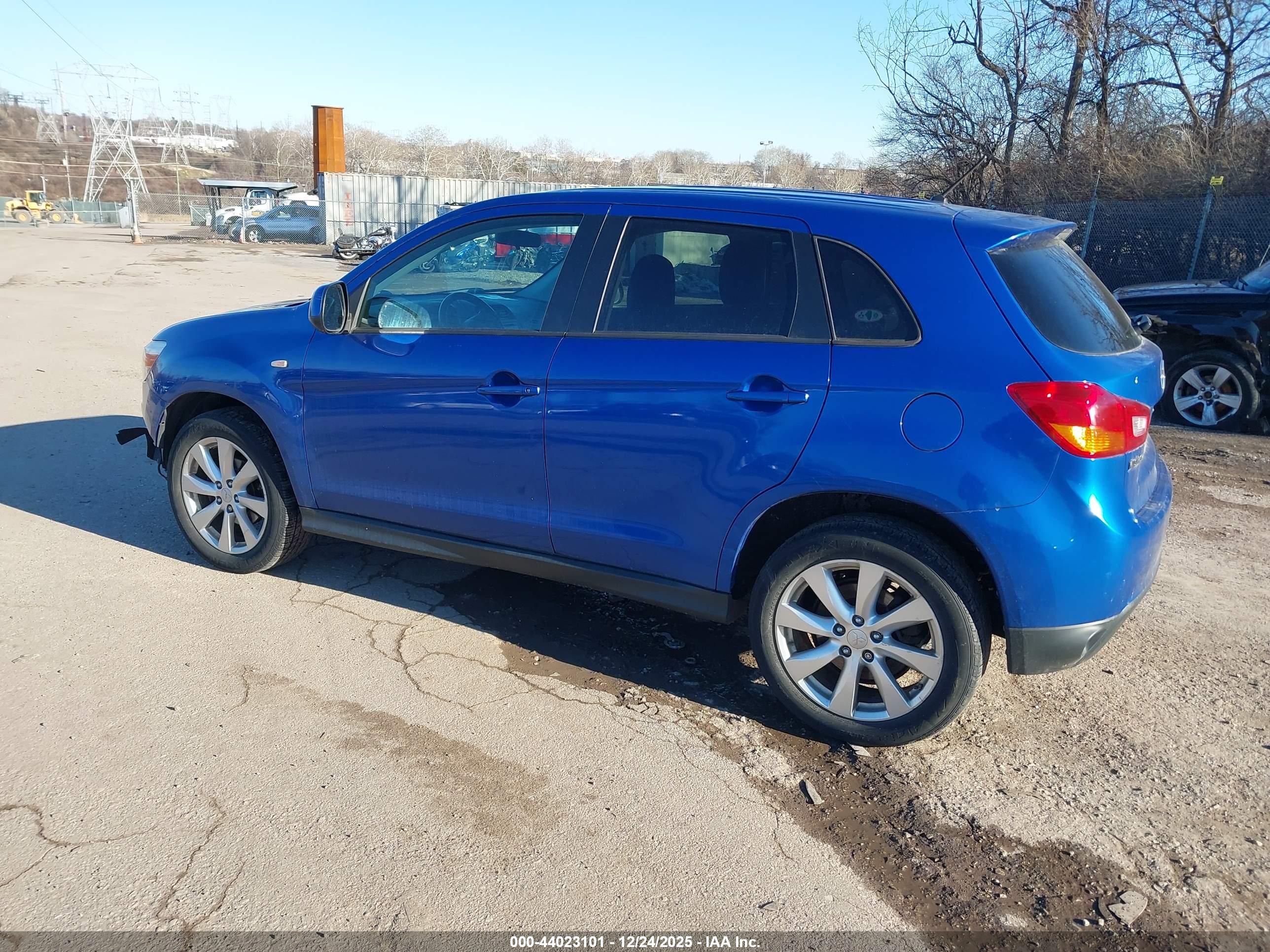 MITSUBISHI OUTLANDER image 3