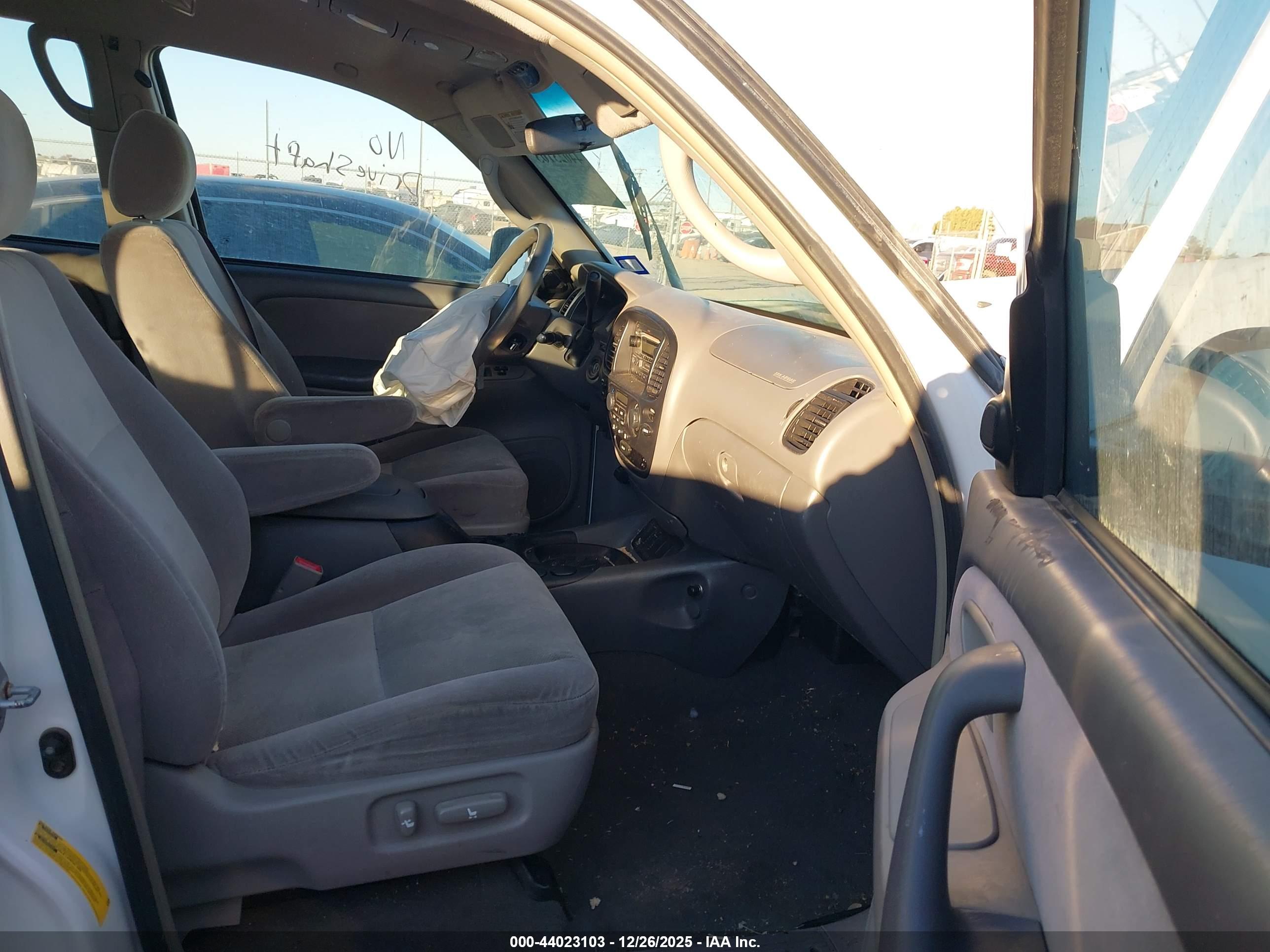TOYOTA SEQUOIA image 5