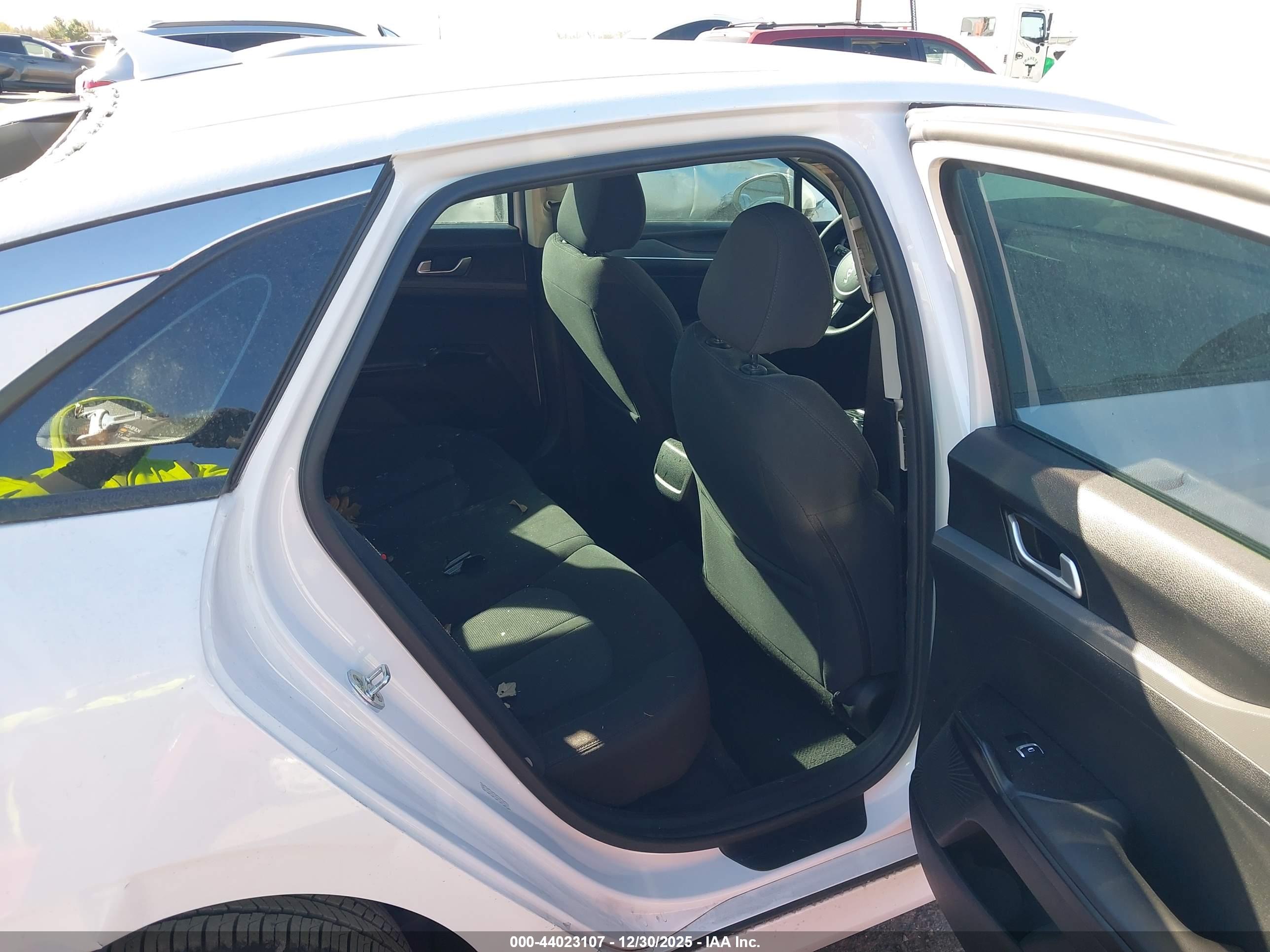 KIA K5 image 8