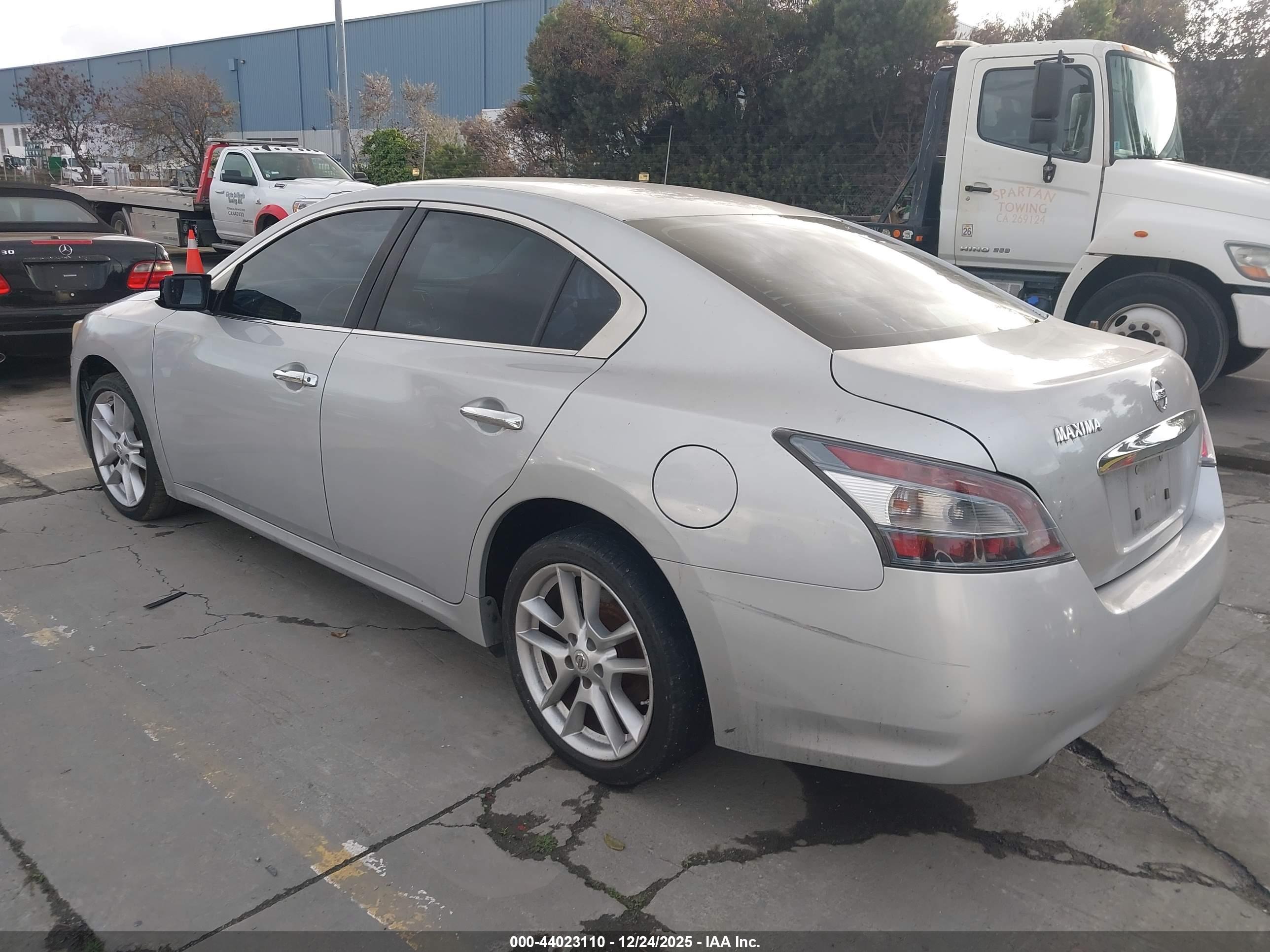 NISSAN MAXIMA image 3