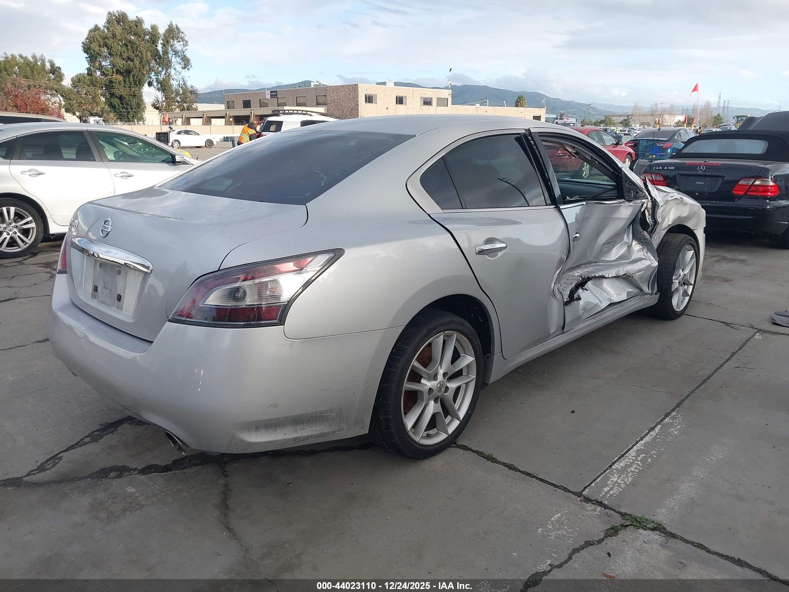 NISSAN MAXIMA image 4