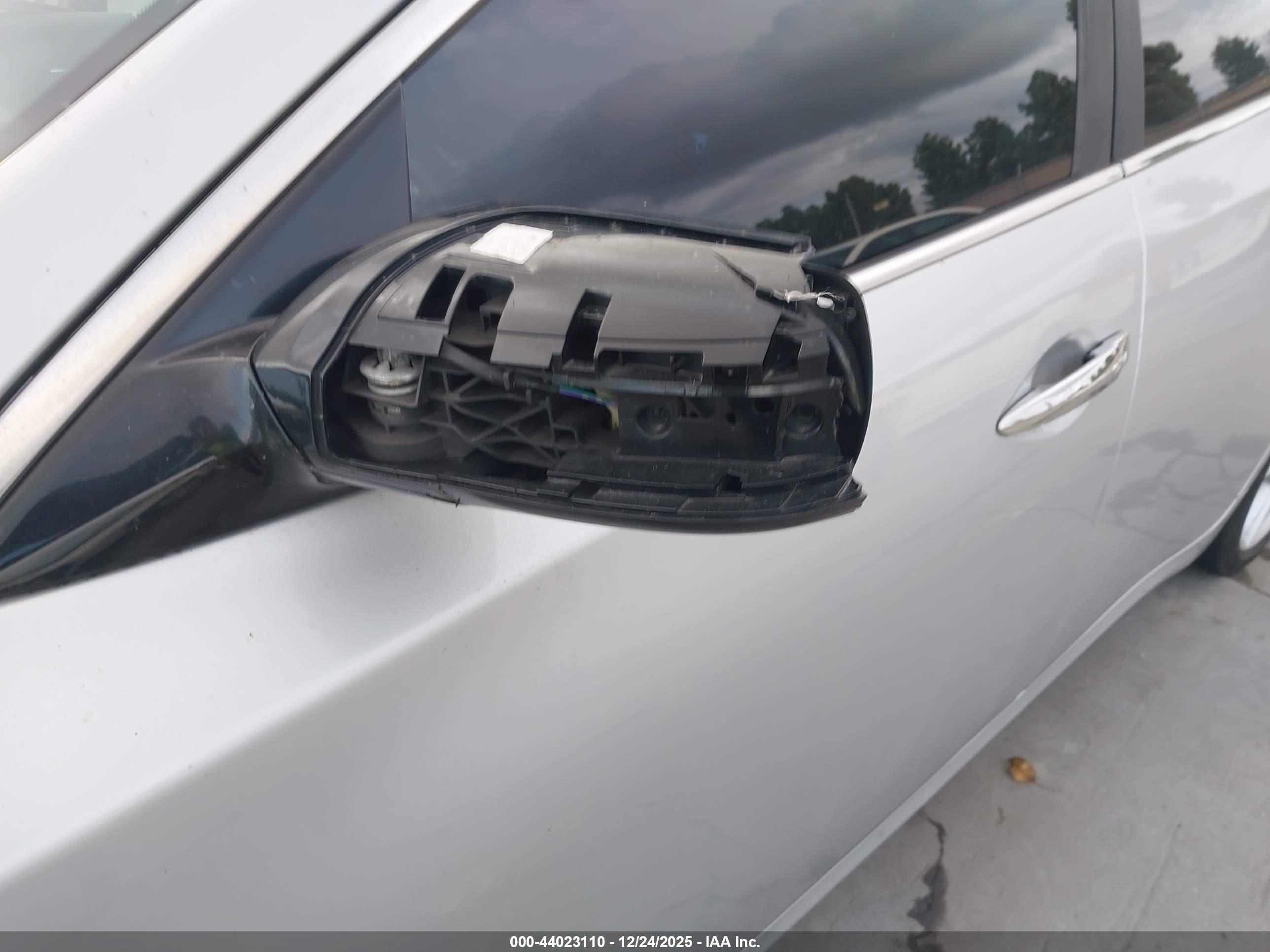 NISSAN MAXIMA image 6