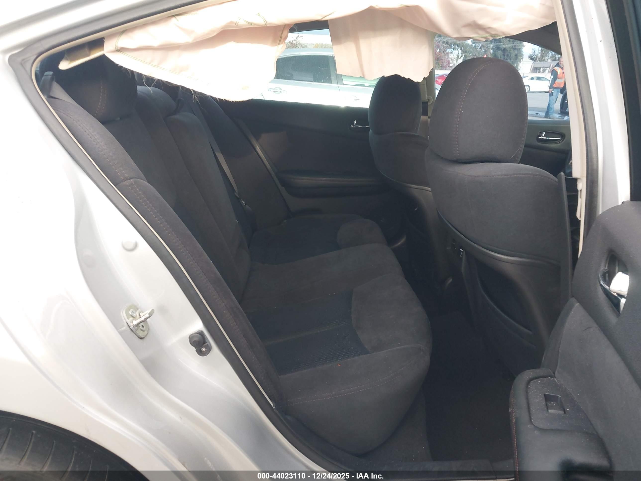 NISSAN MAXIMA image 8