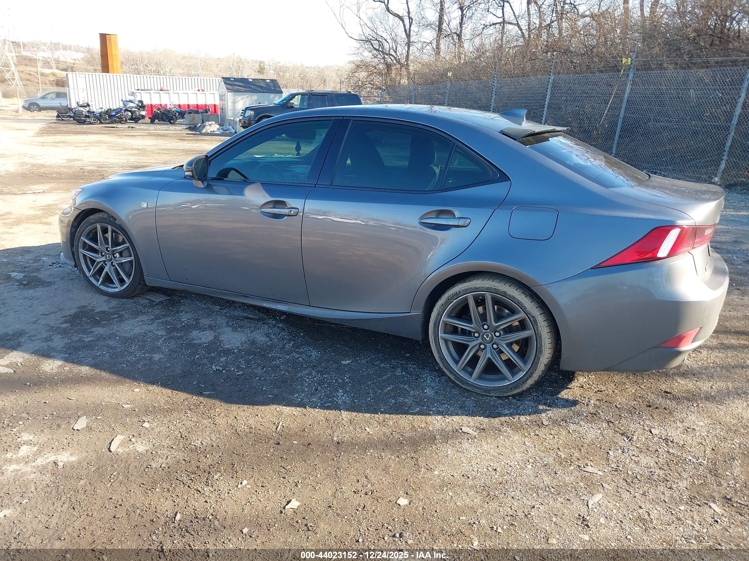LEXUS IS image 3