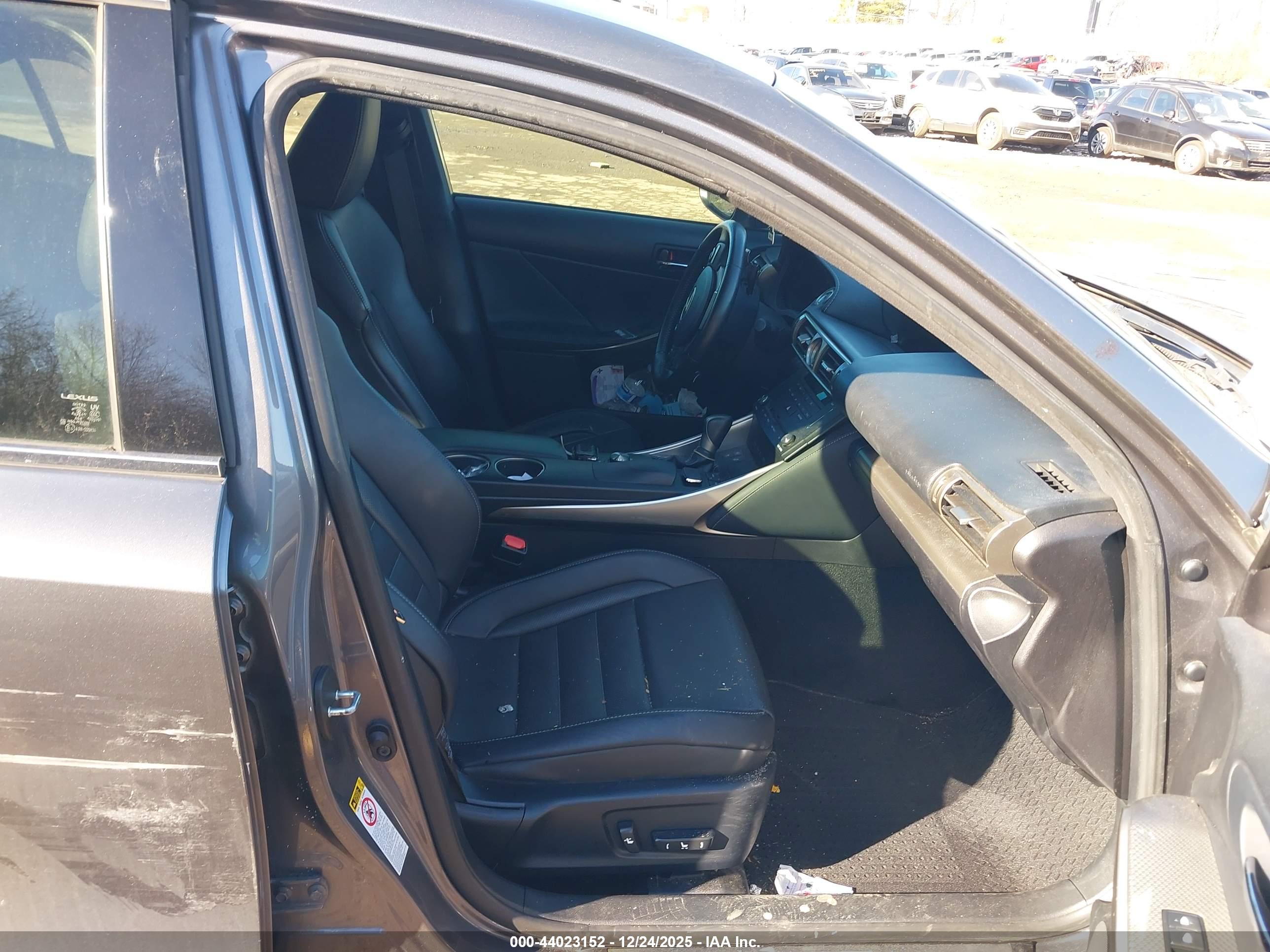 LEXUS IS image 5