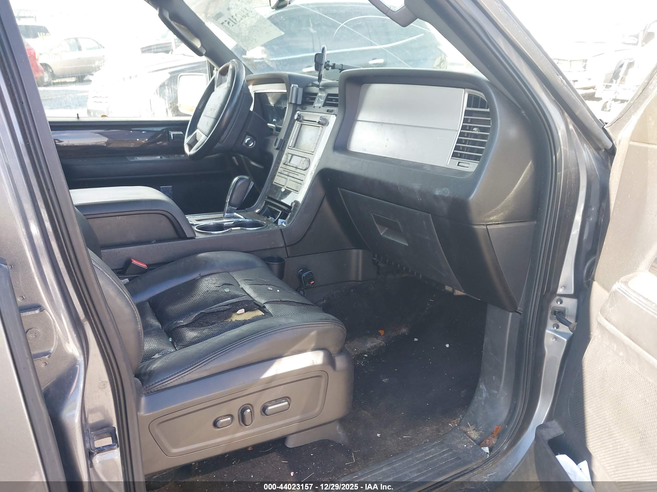 LINCOLN NAVIGATOR image 5