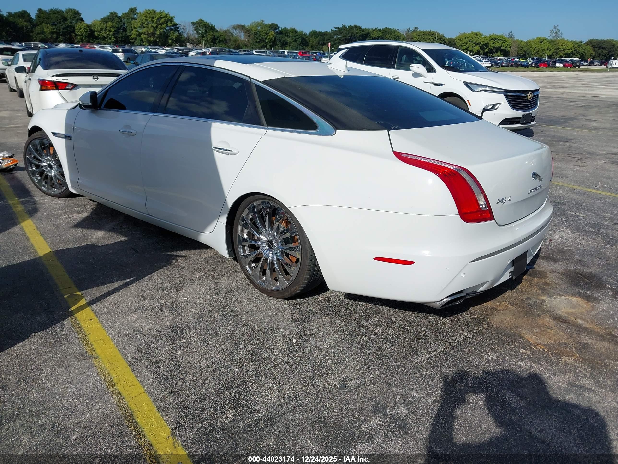 JAGUAR XJ image 3