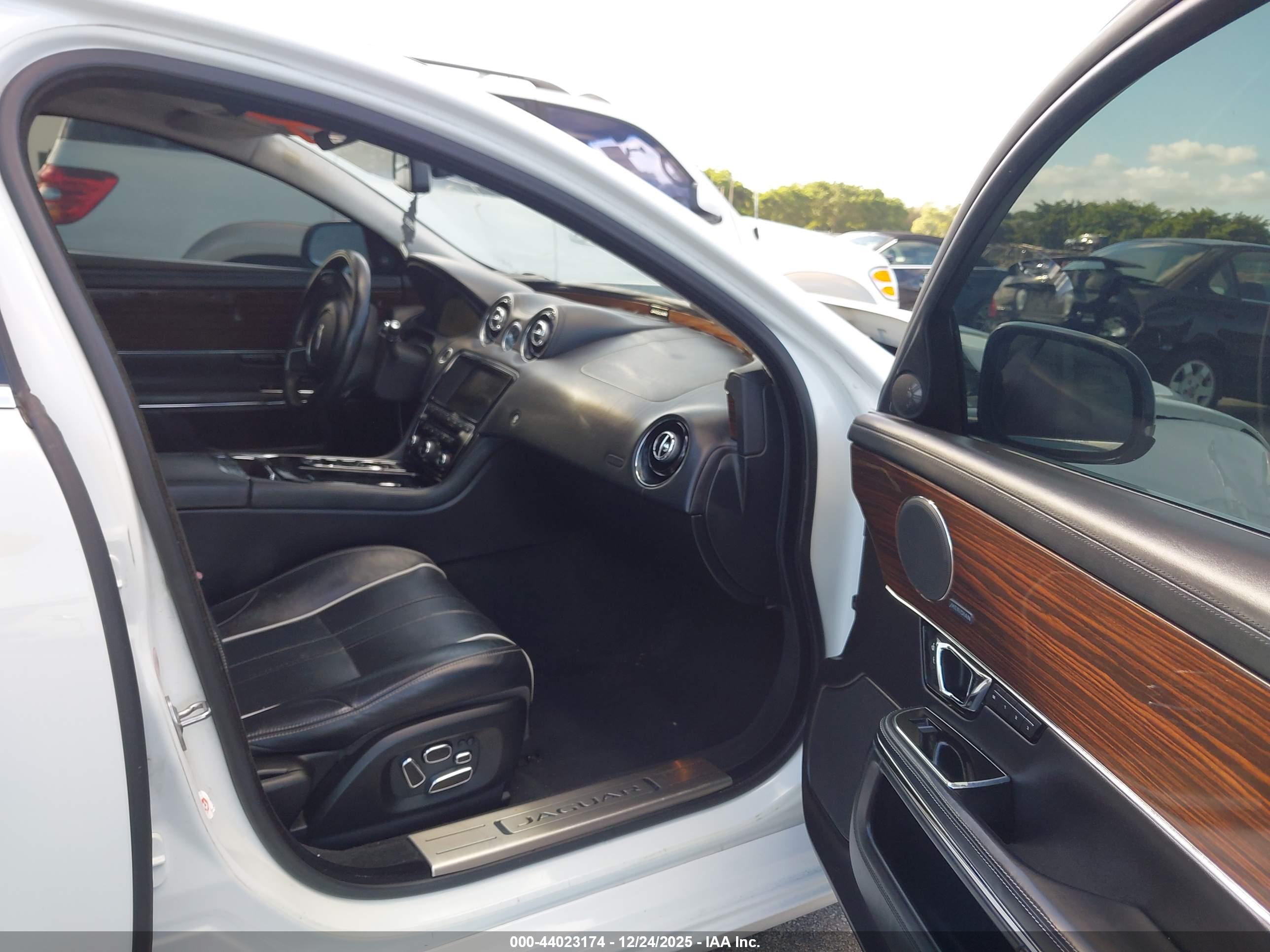 JAGUAR XJ image 5