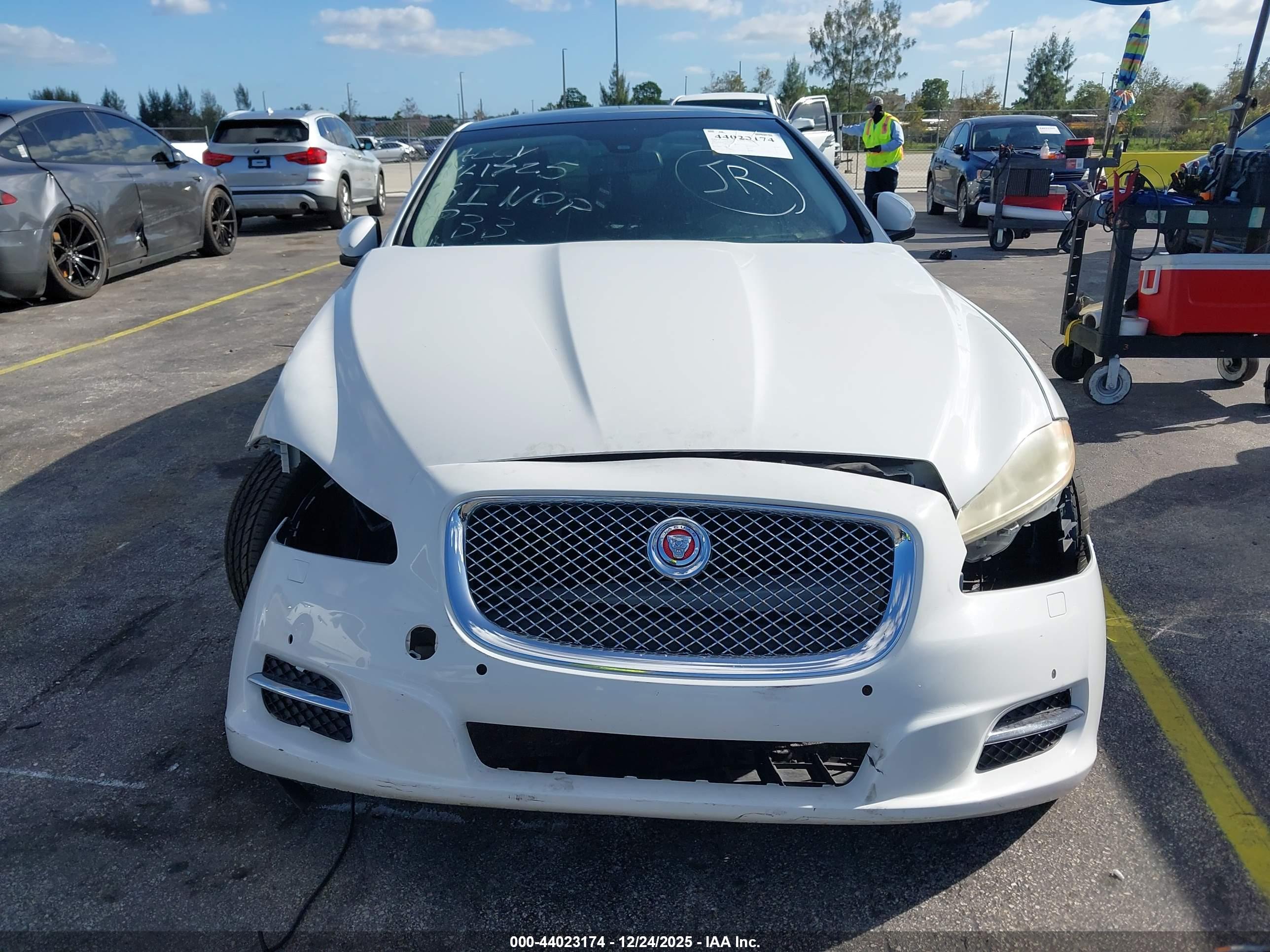 JAGUAR XJ image 6