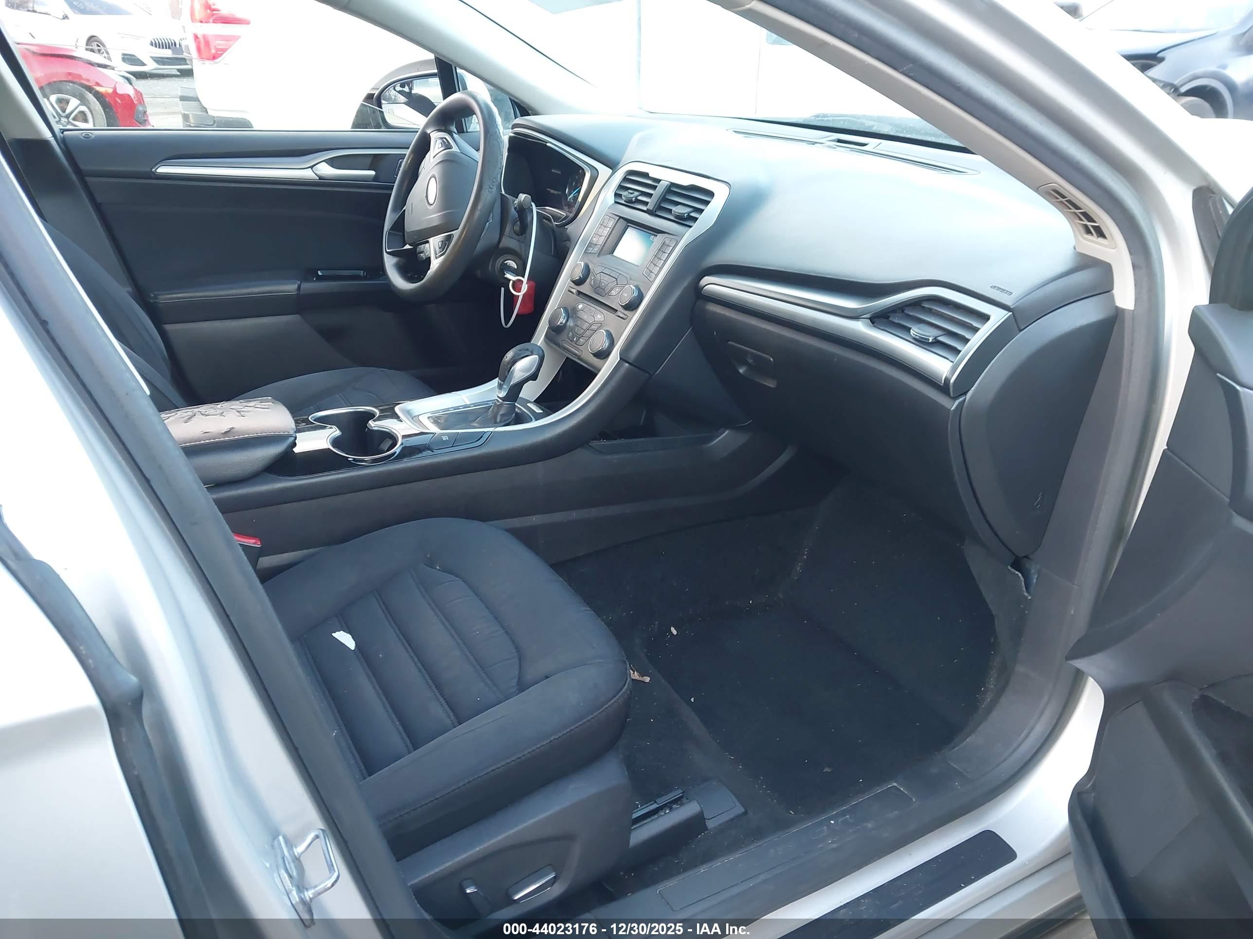 FORD FUSION image 5
