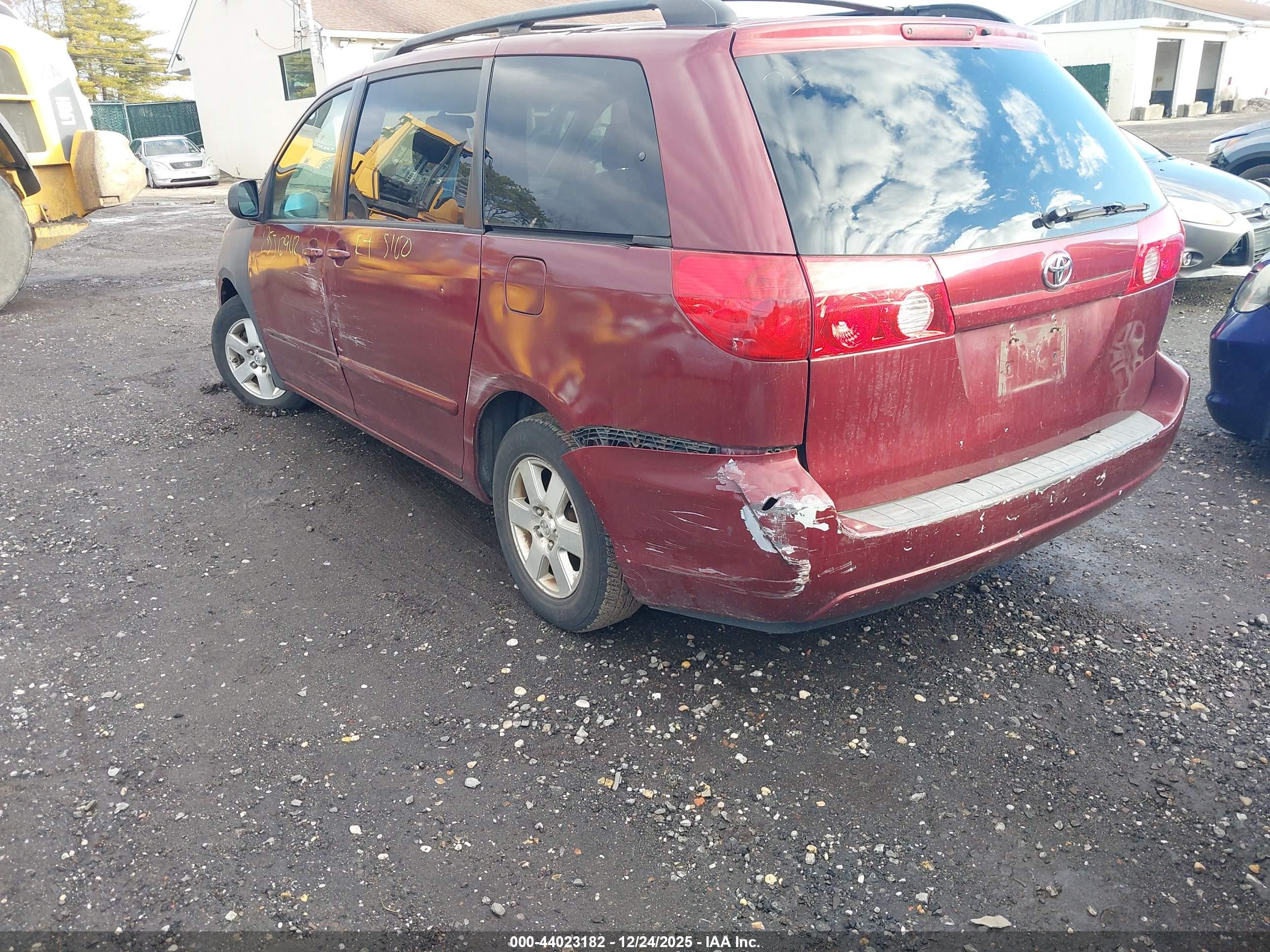 TOYOTA SIENNA image 3