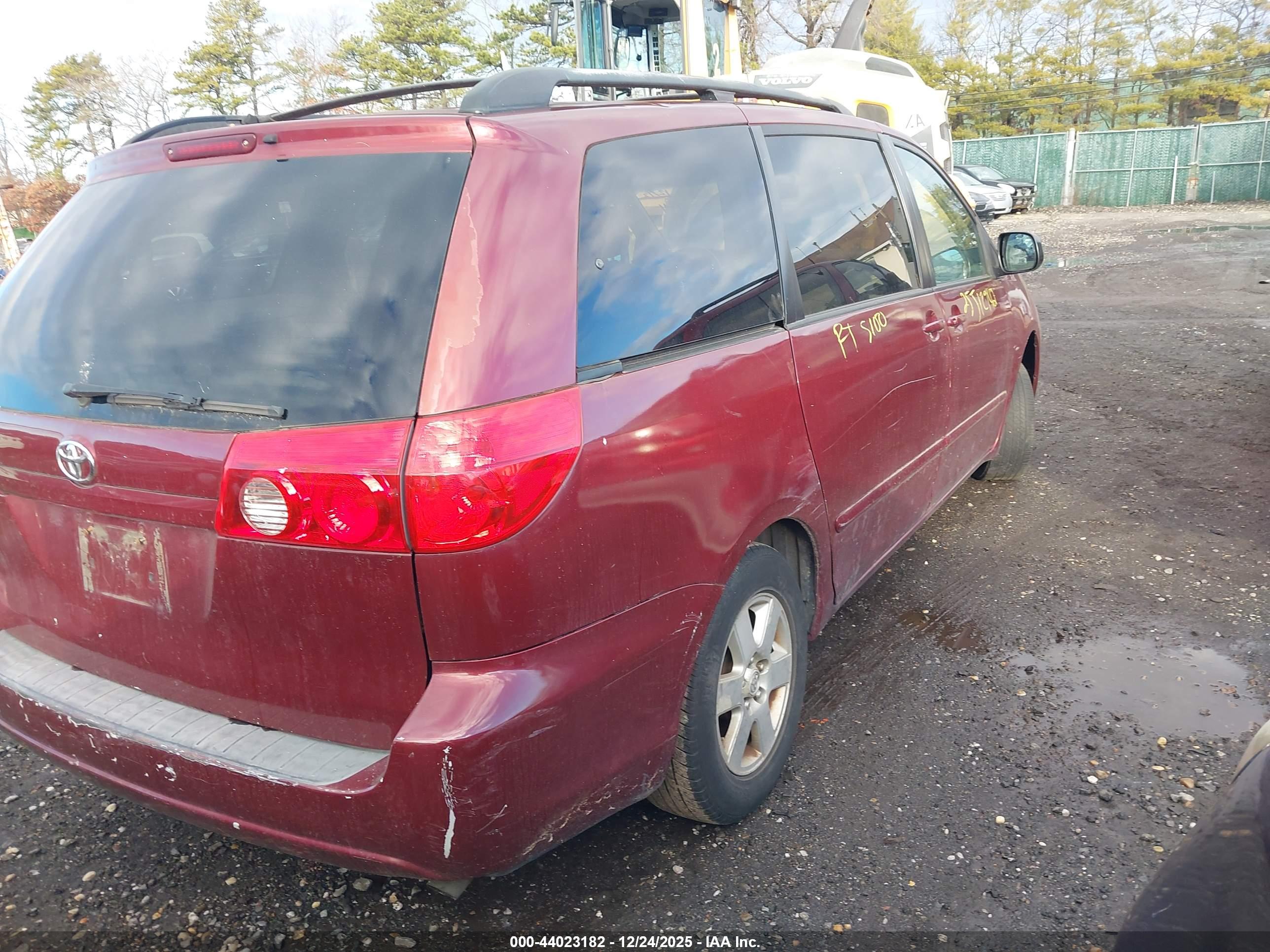 TOYOTA SIENNA image 4