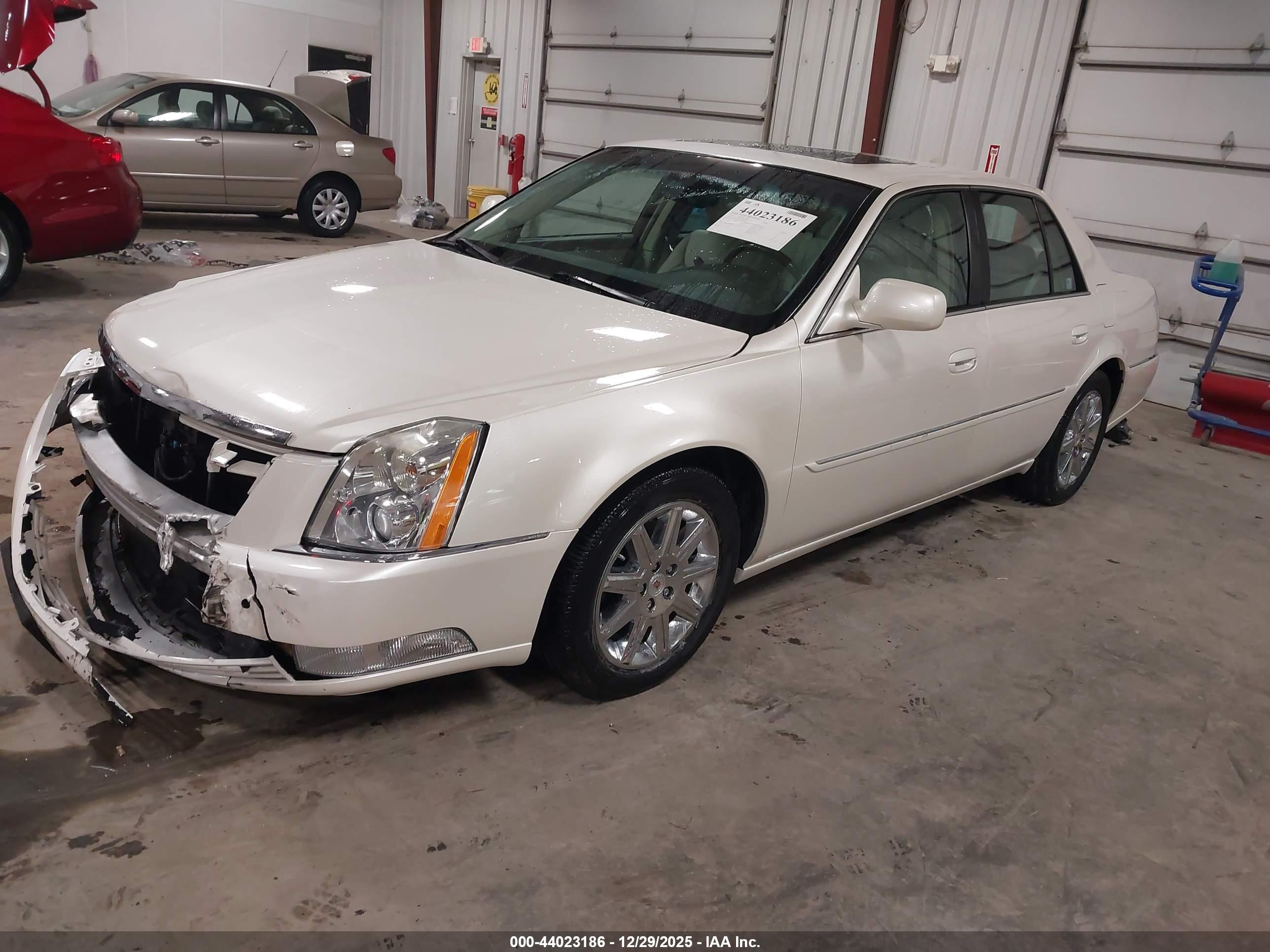 CADILLAC DTS image 2