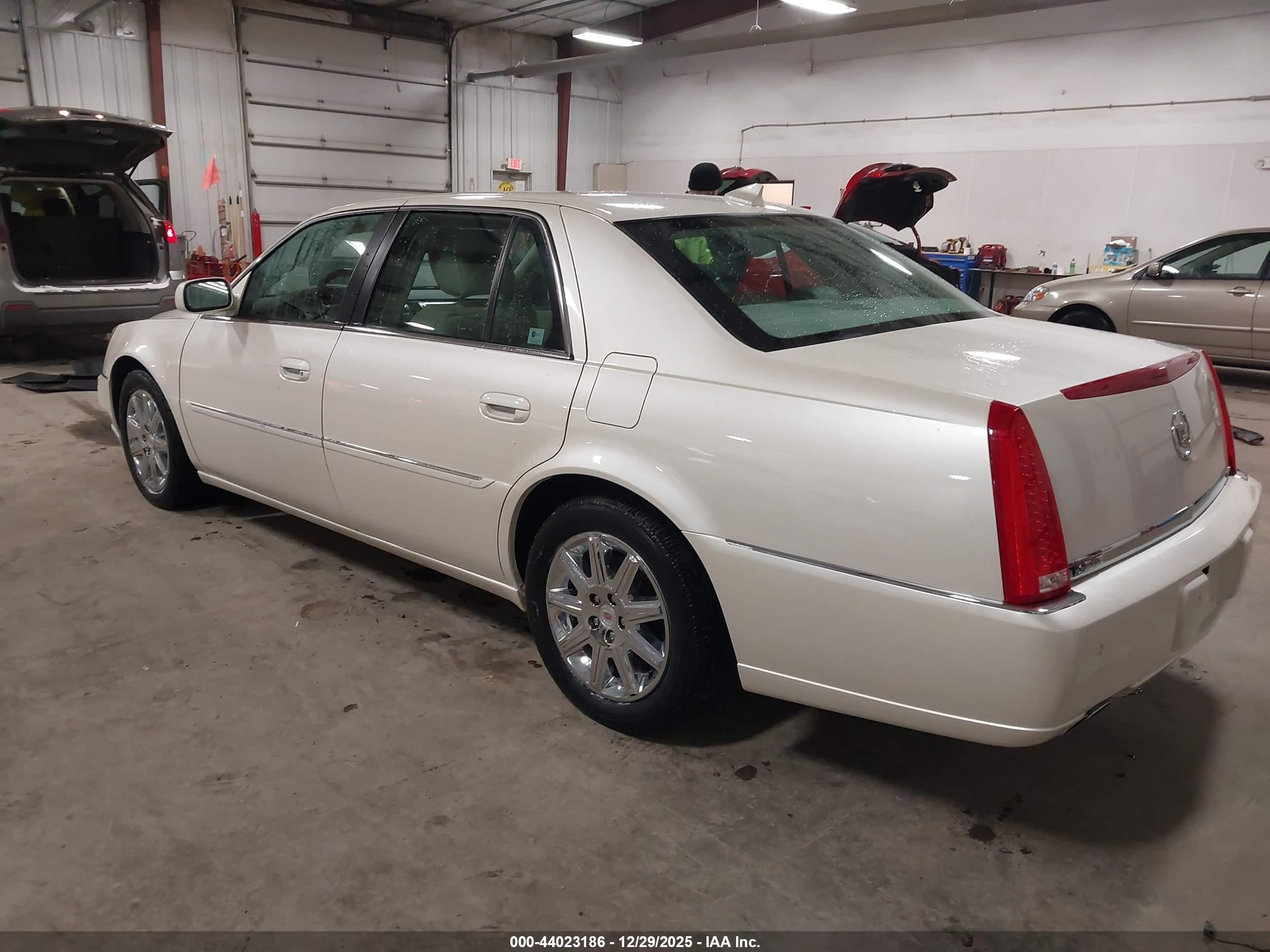CADILLAC DTS image 3