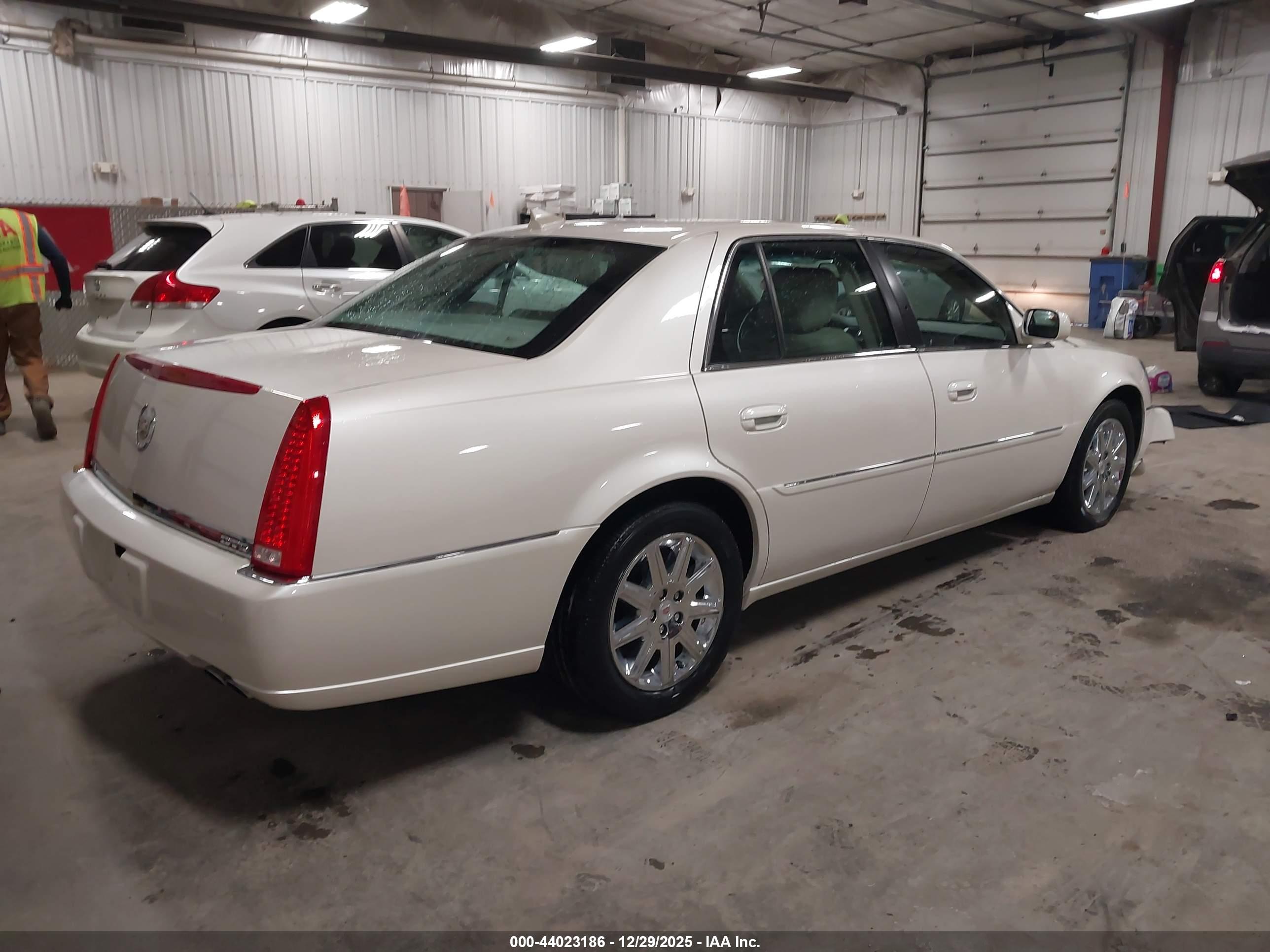 CADILLAC DTS image 4
