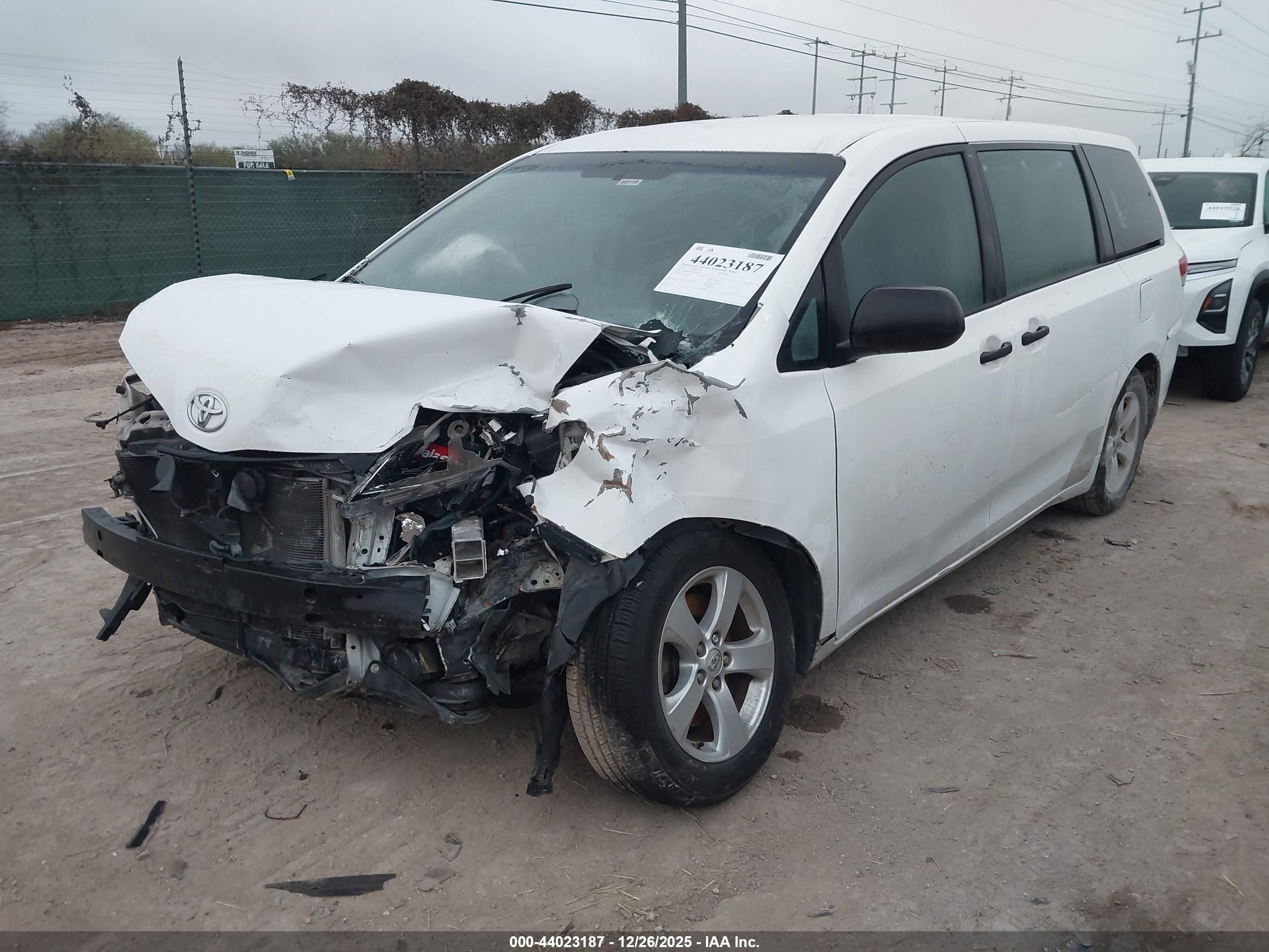 TOYOTA SIENNA image 2