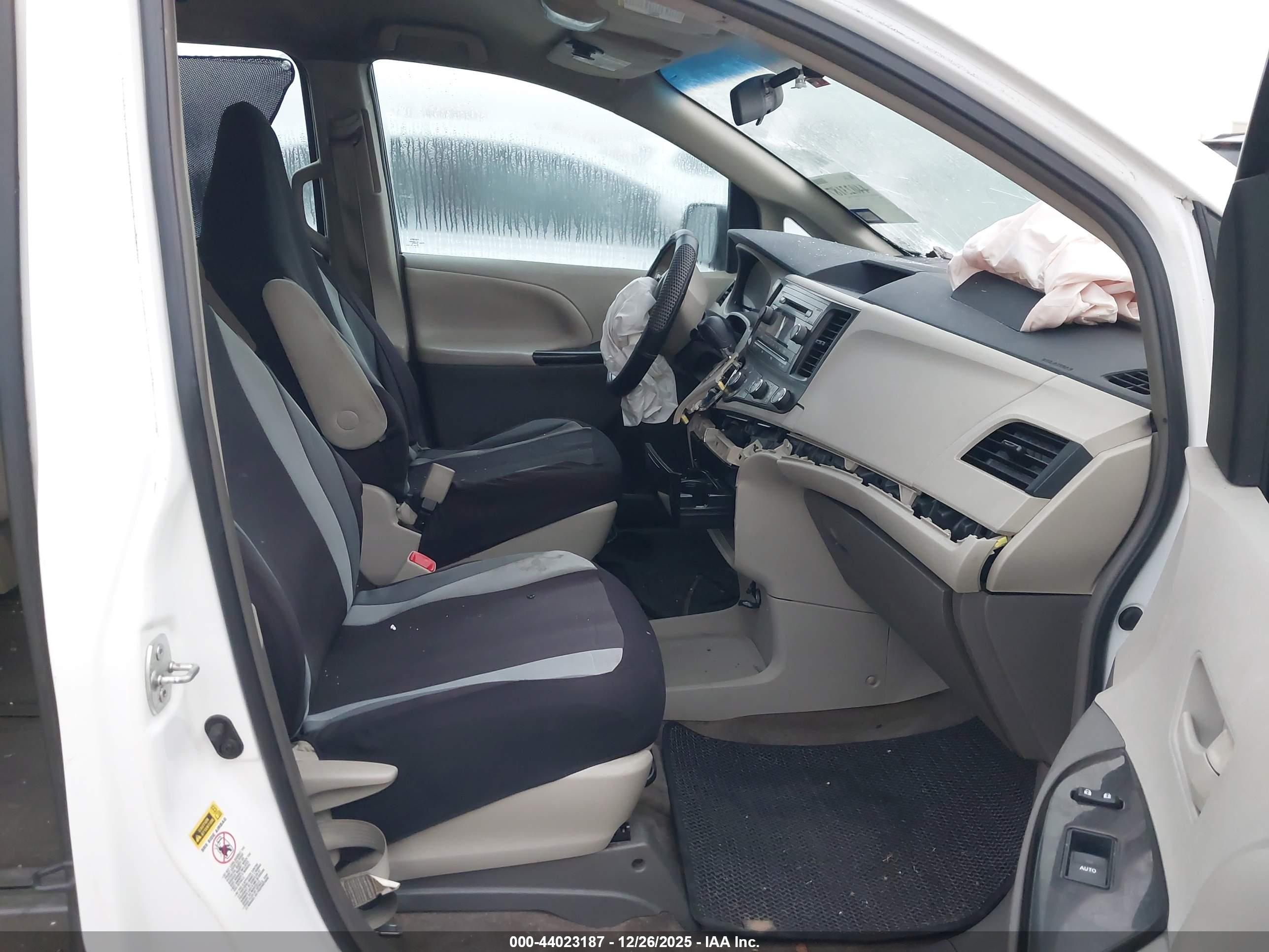 TOYOTA SIENNA image 5